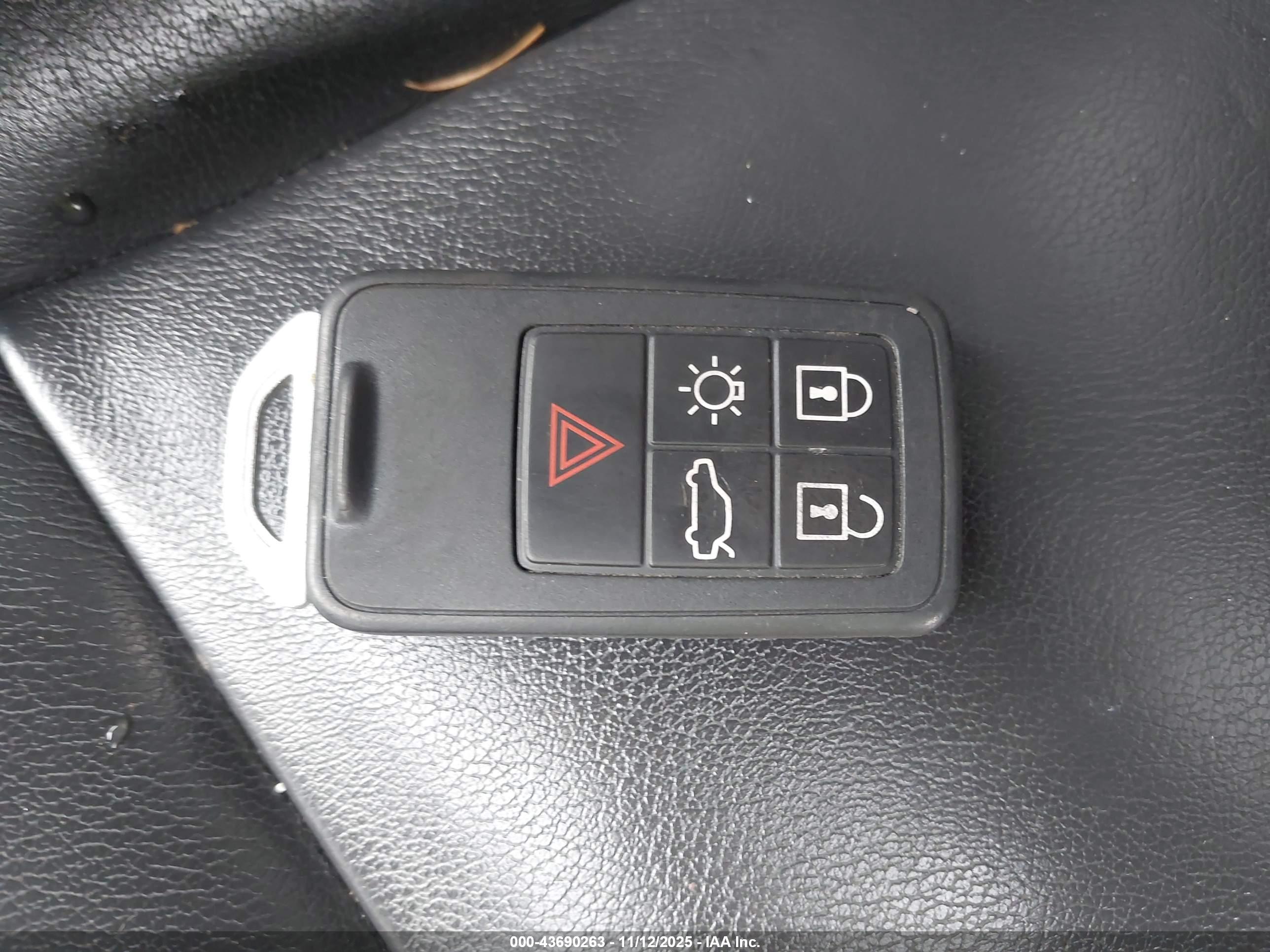 VOLVO XC60 image 11