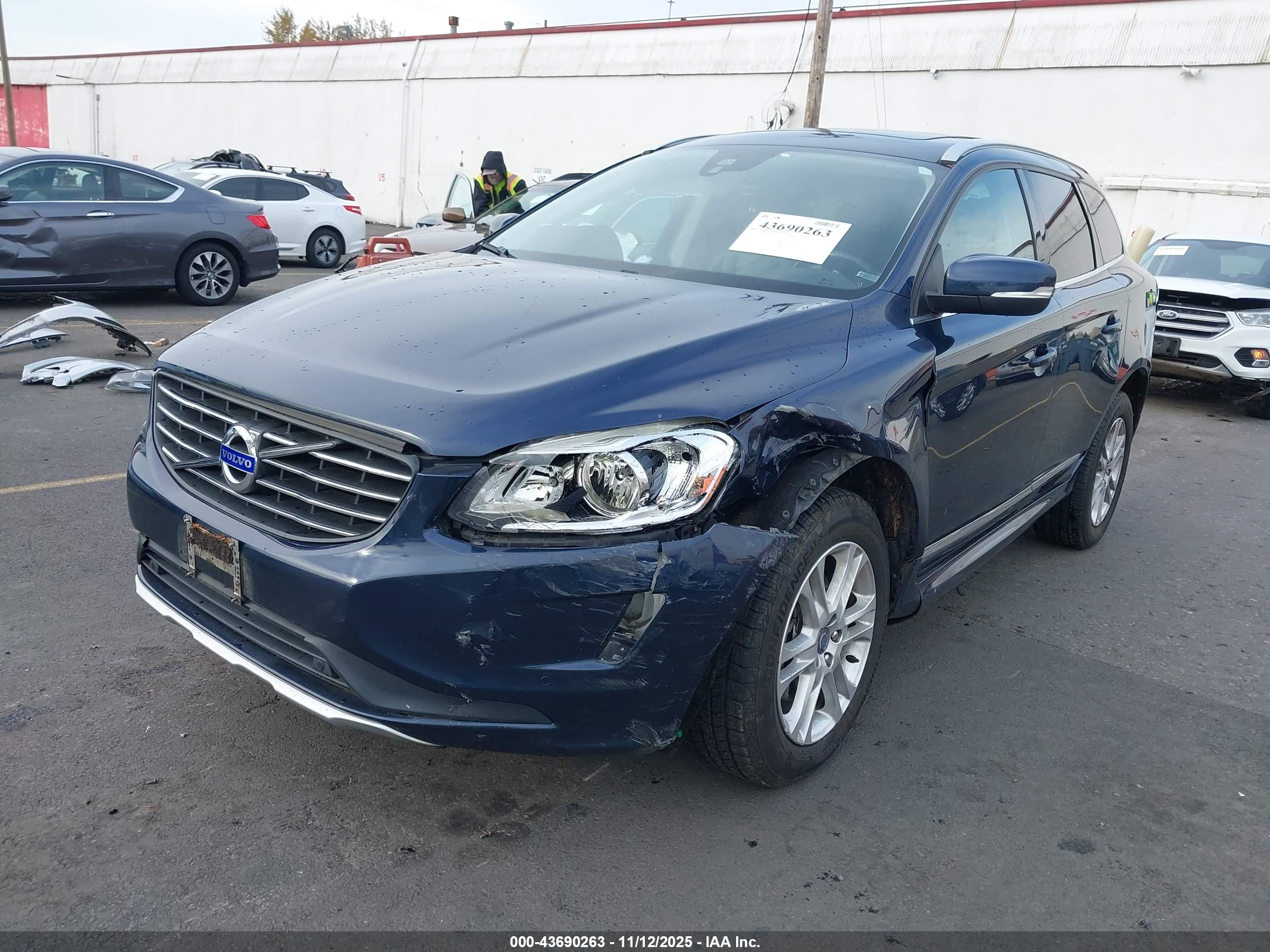 VOLVO XC60 image 2