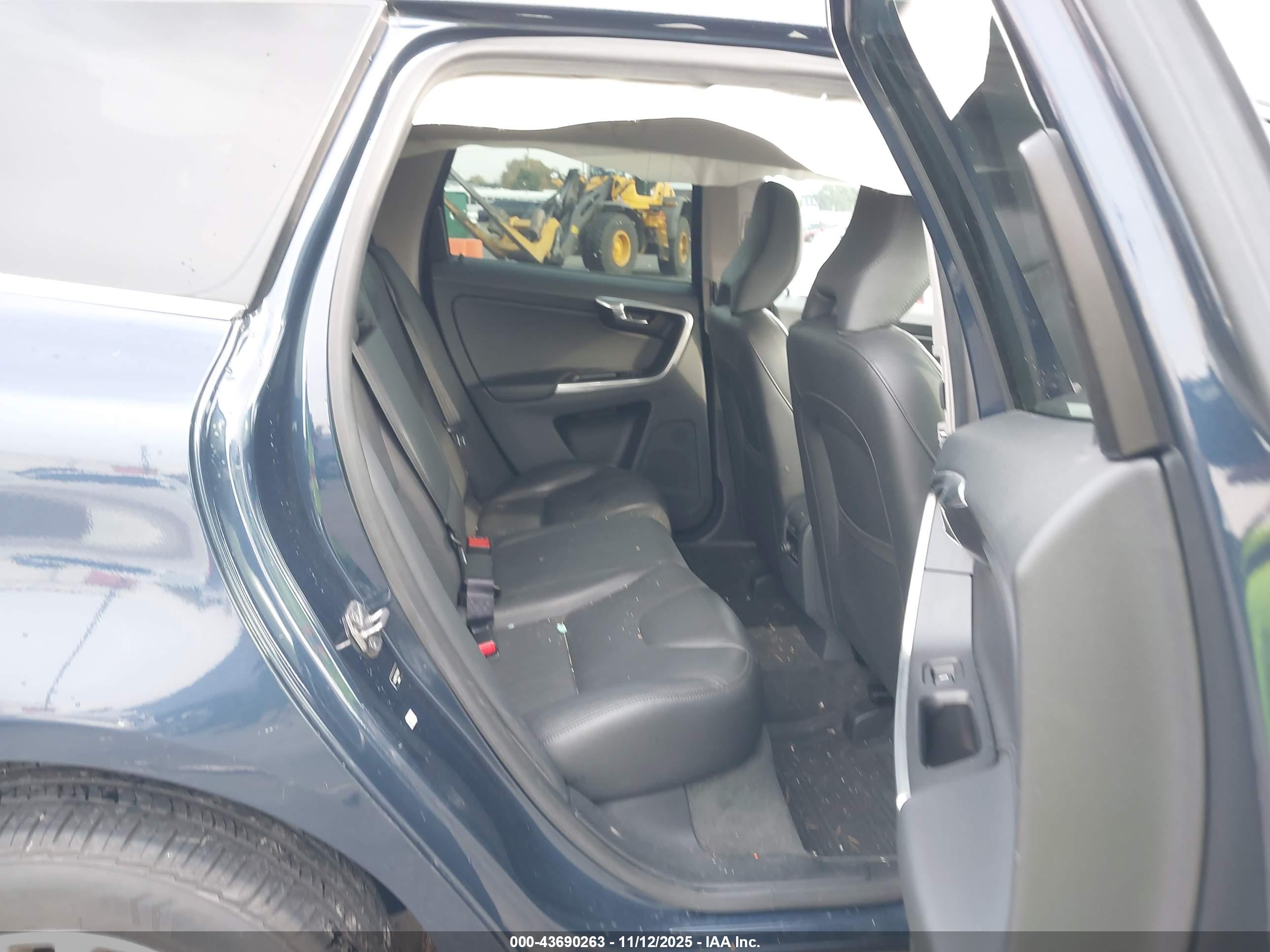 VOLVO XC60 image 8