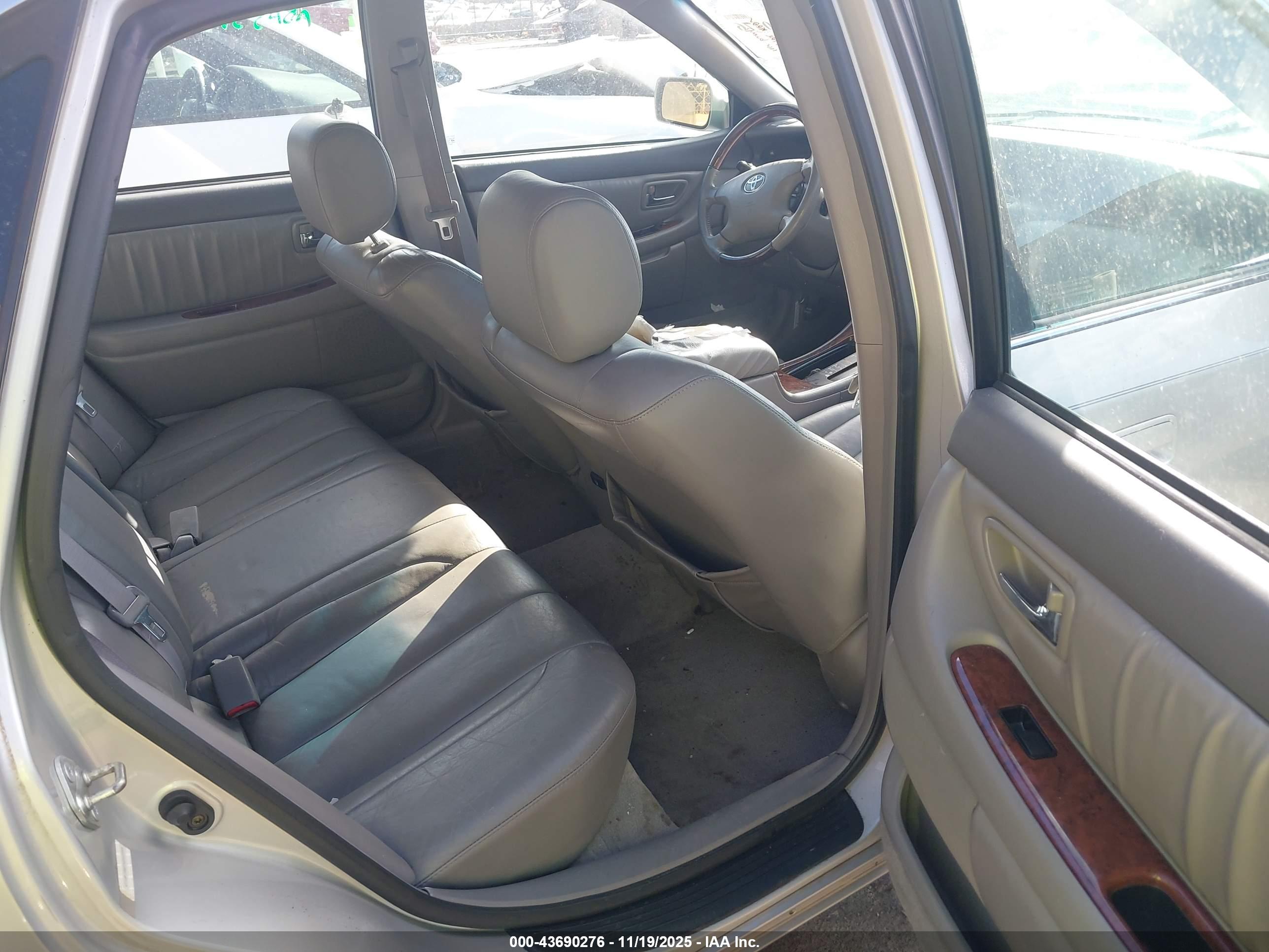TOYOTA AVALON image 8