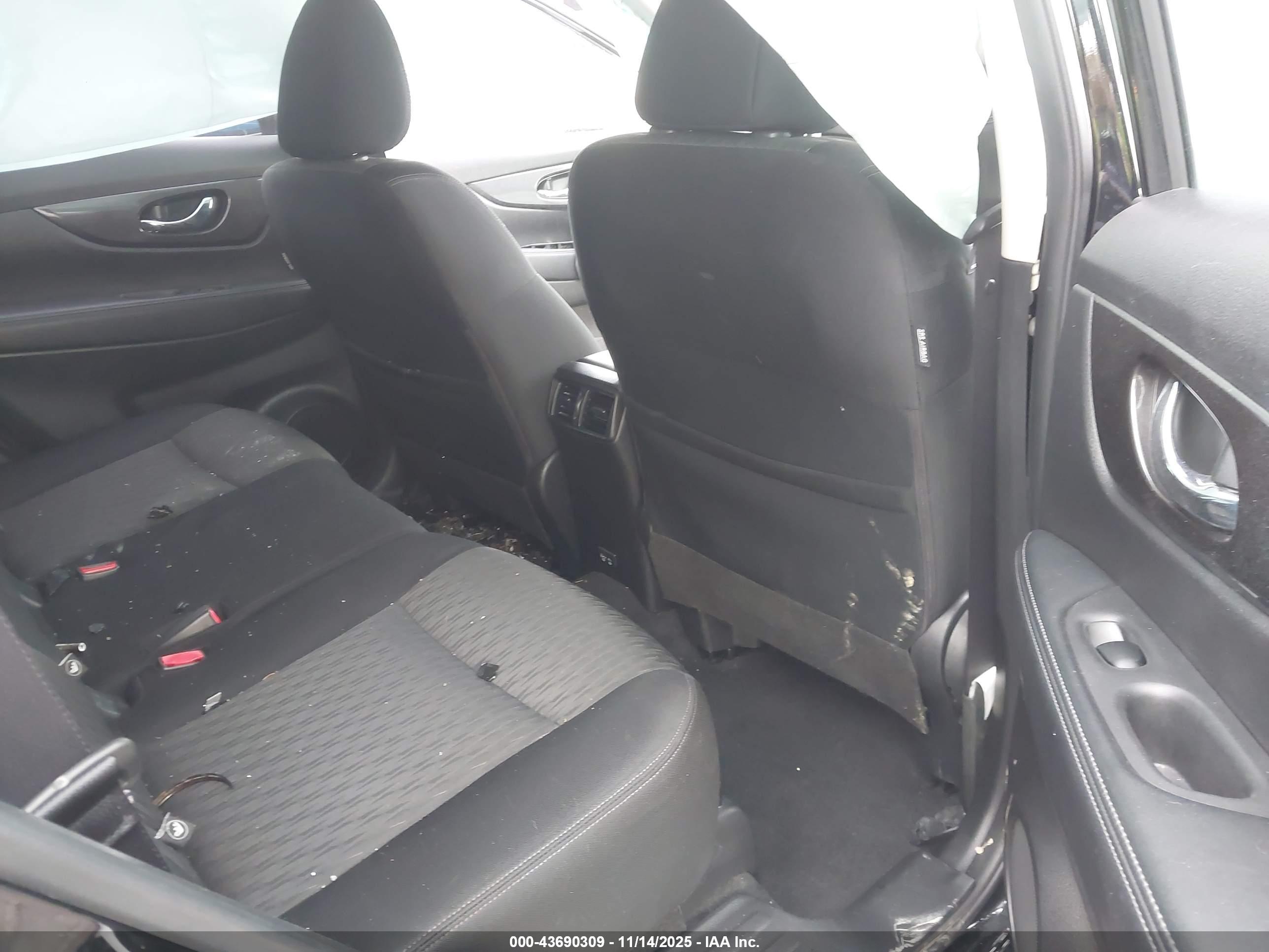 NISSAN ROGUE image 8