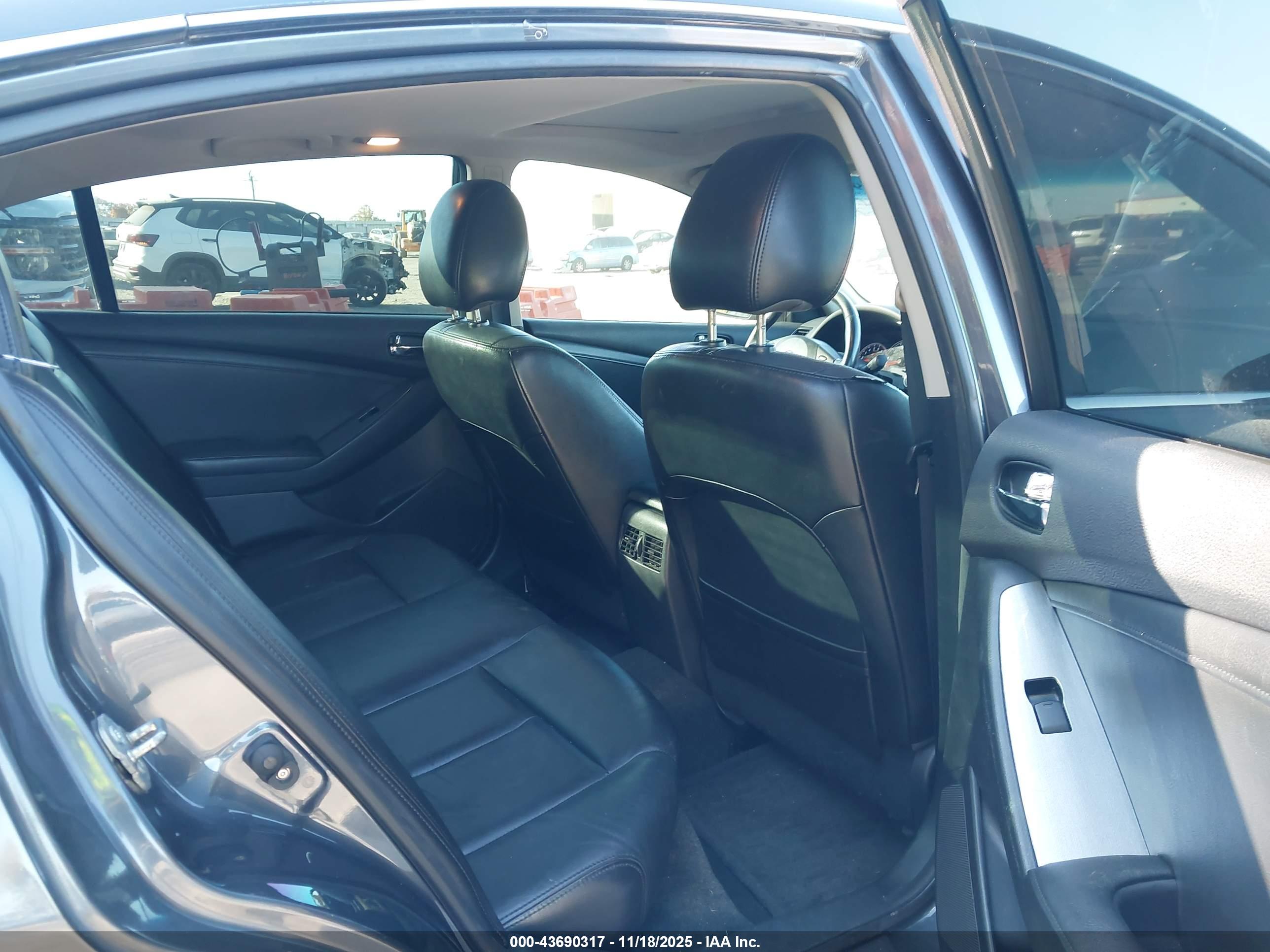 NISSAN ALTIMA image 8