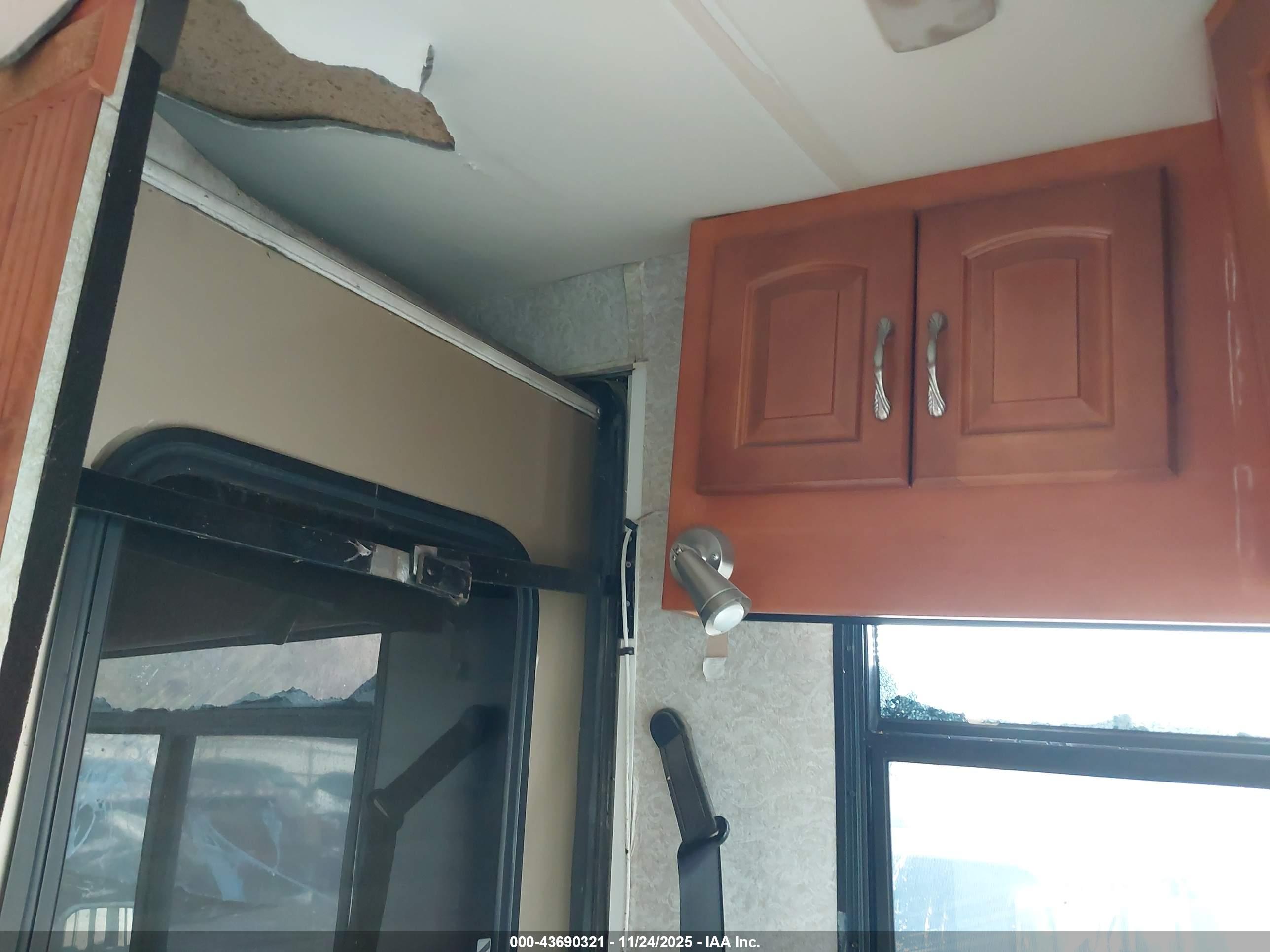 FREIGHTLINER CHASSIS image 6