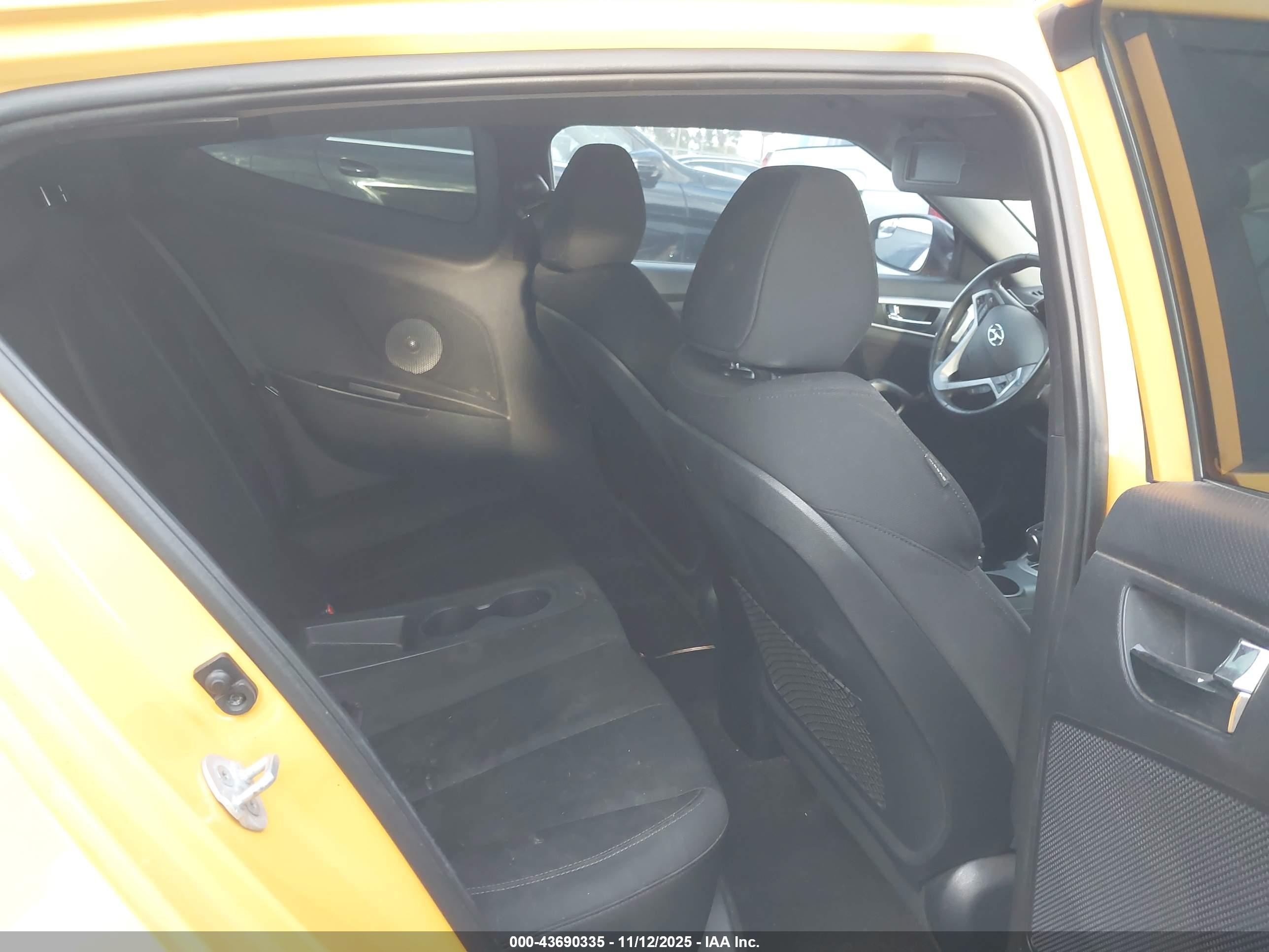 HYUNDAI VELOSTER image 8
