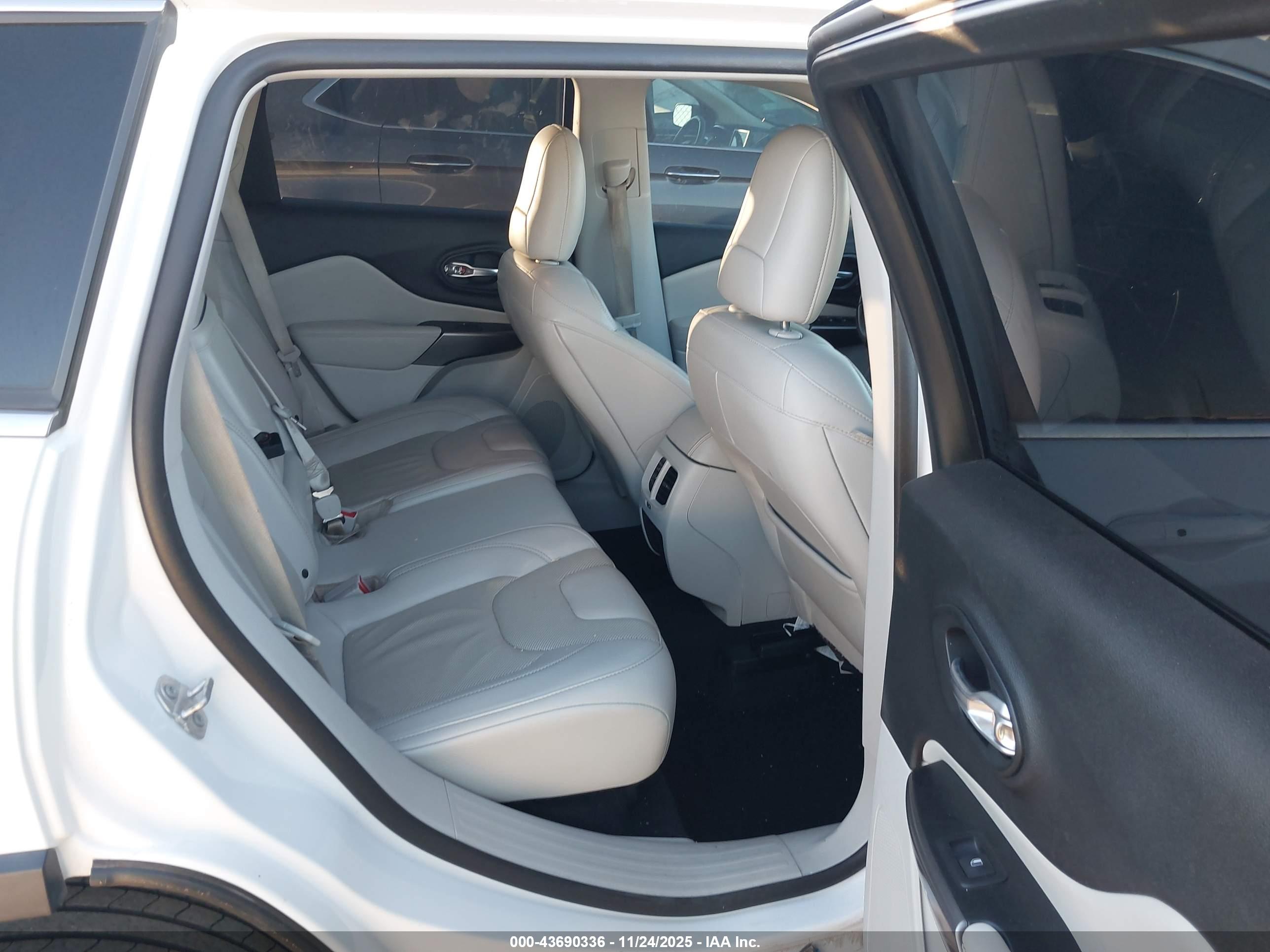 JEEP CHEROKEE image 8