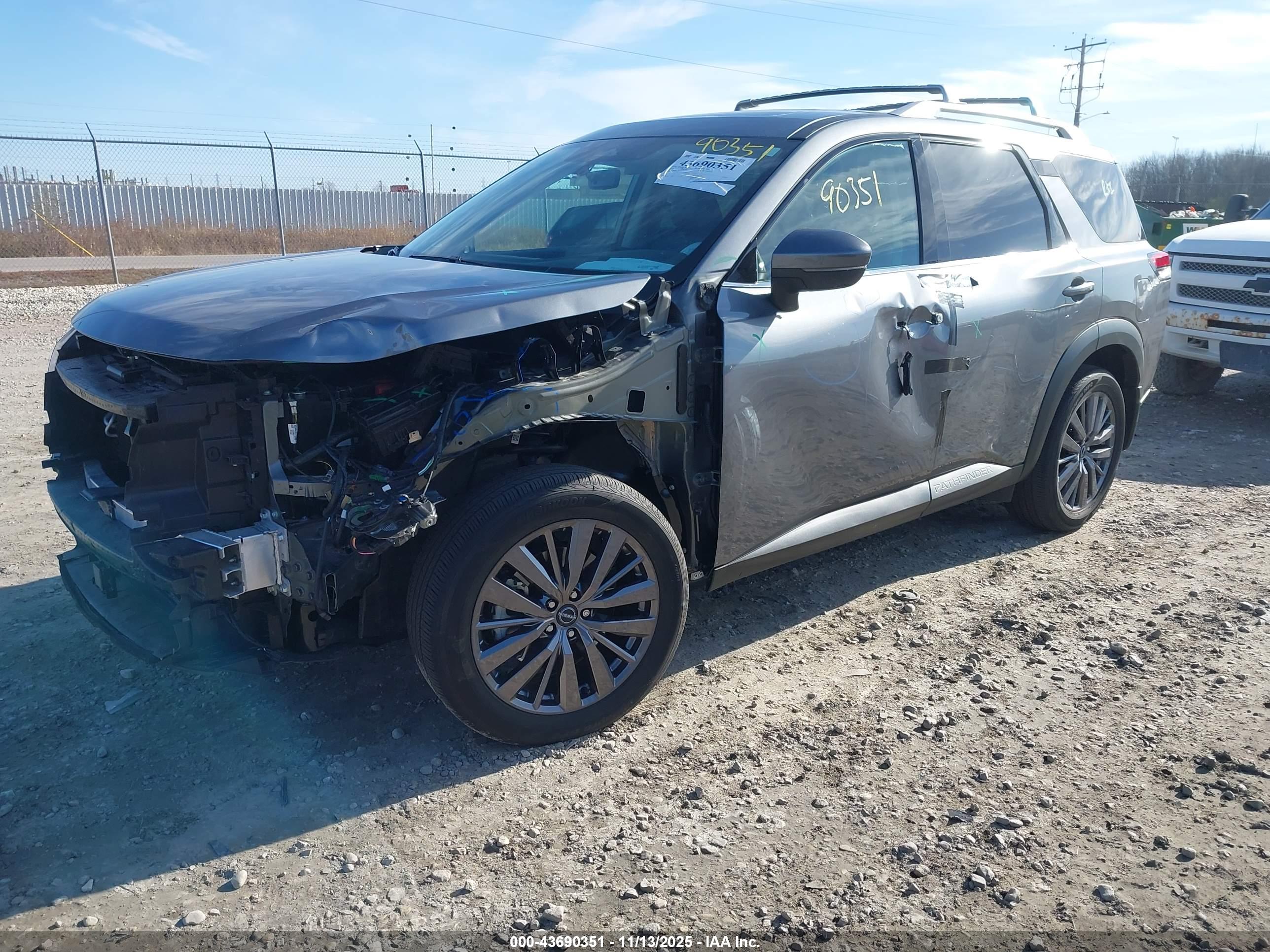 NISSAN PATHFINDER image 2