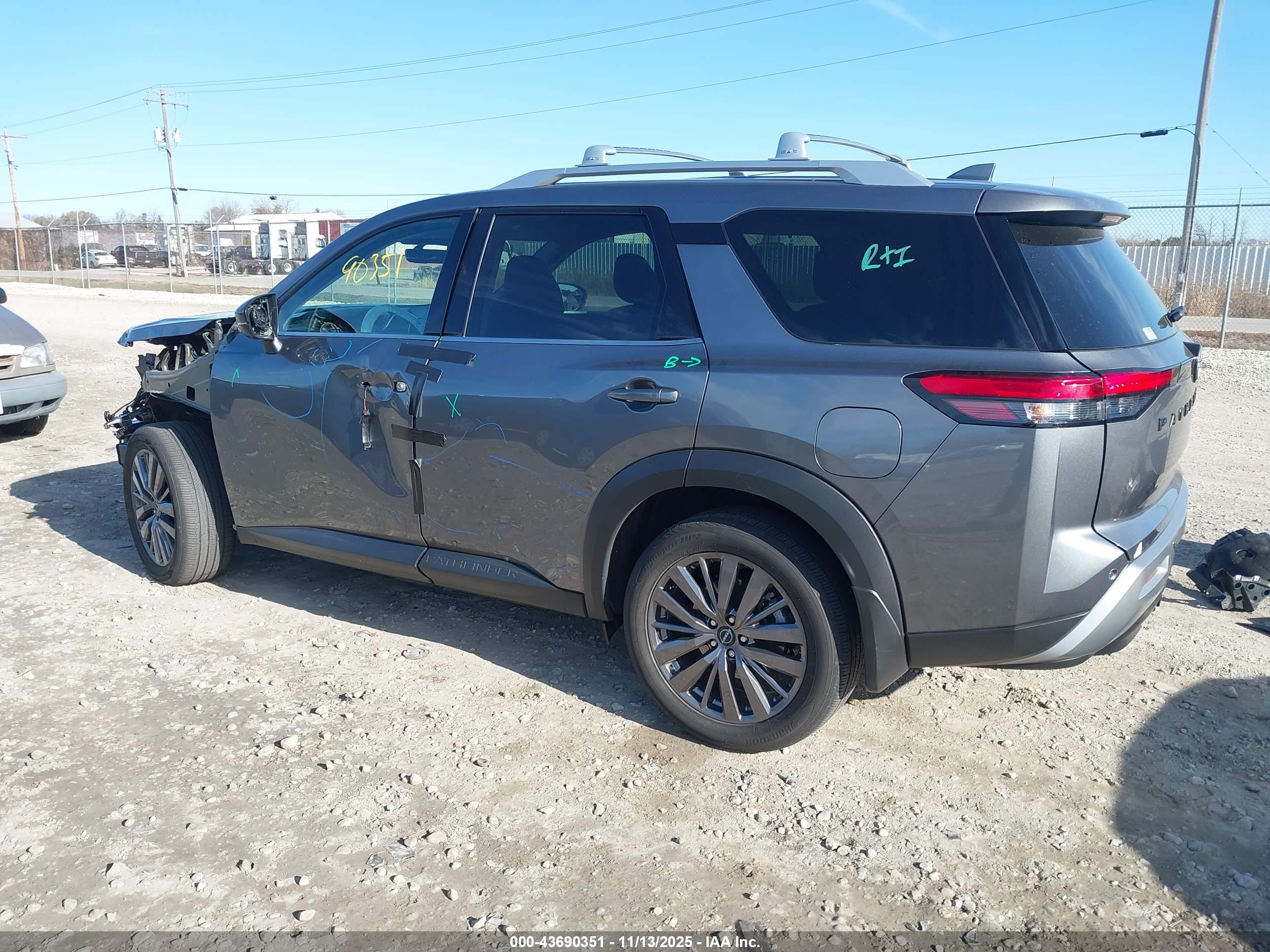 NISSAN PATHFINDER image 3