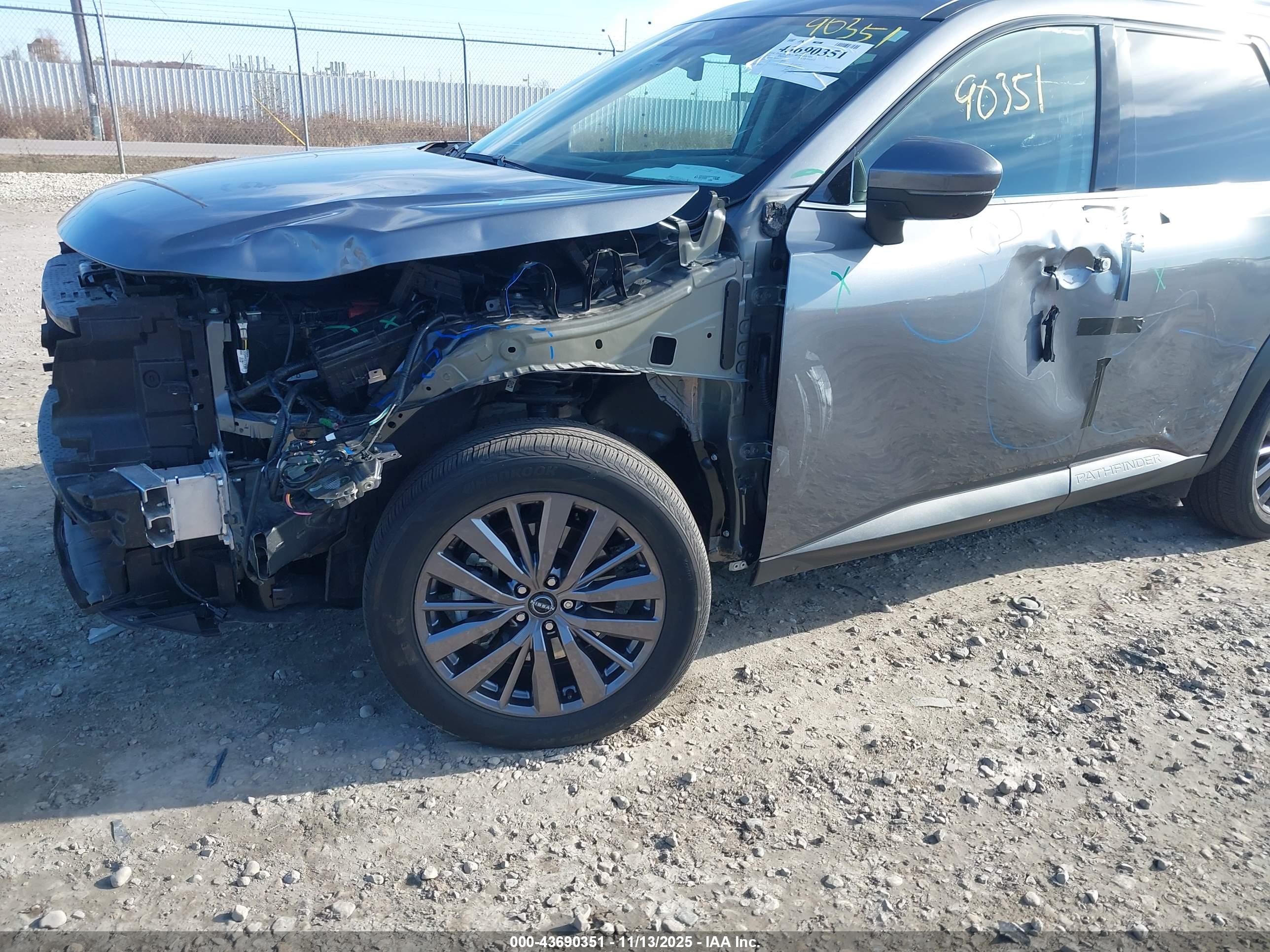 NISSAN PATHFINDER image 6