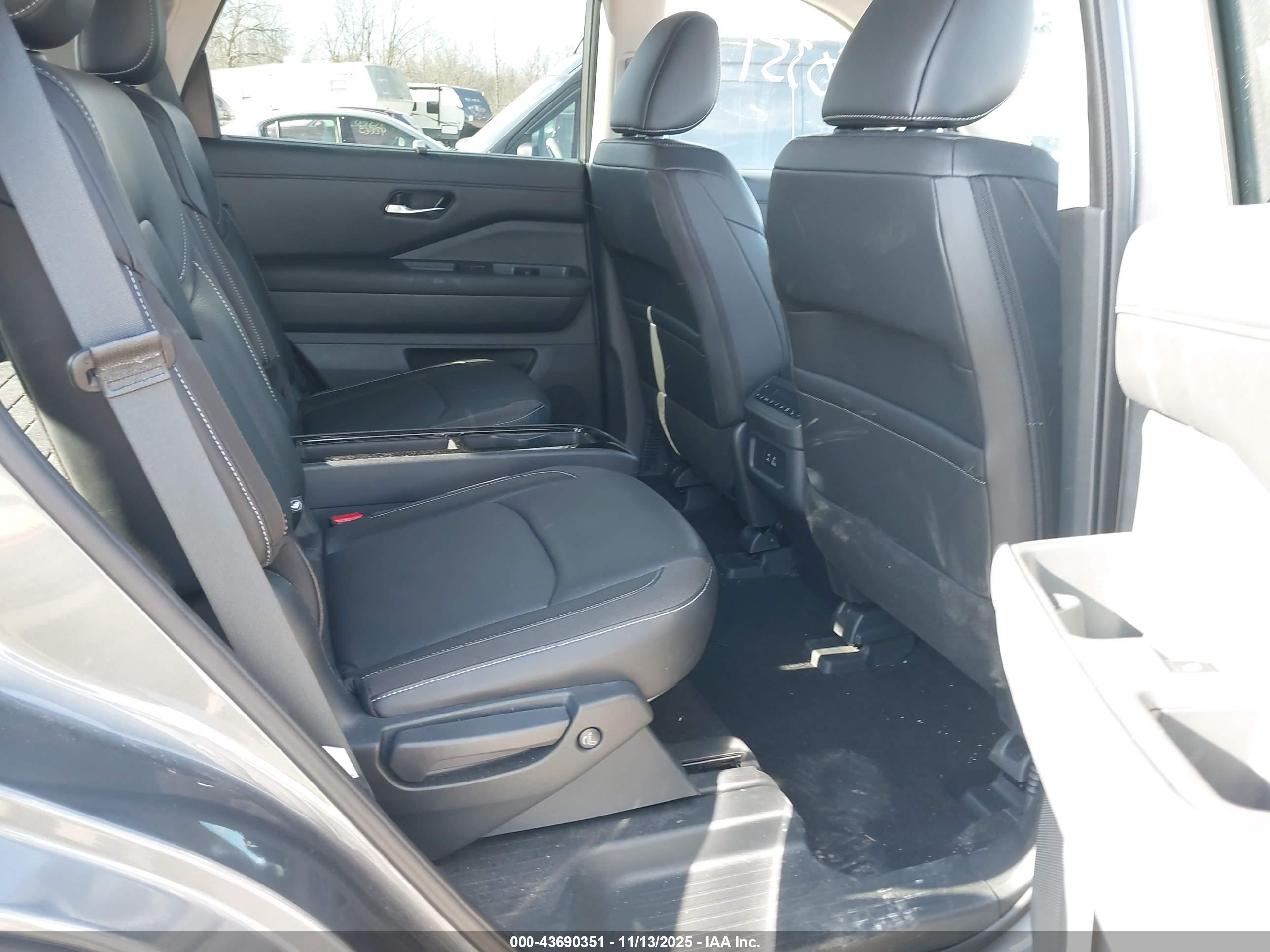 NISSAN PATHFINDER image 8