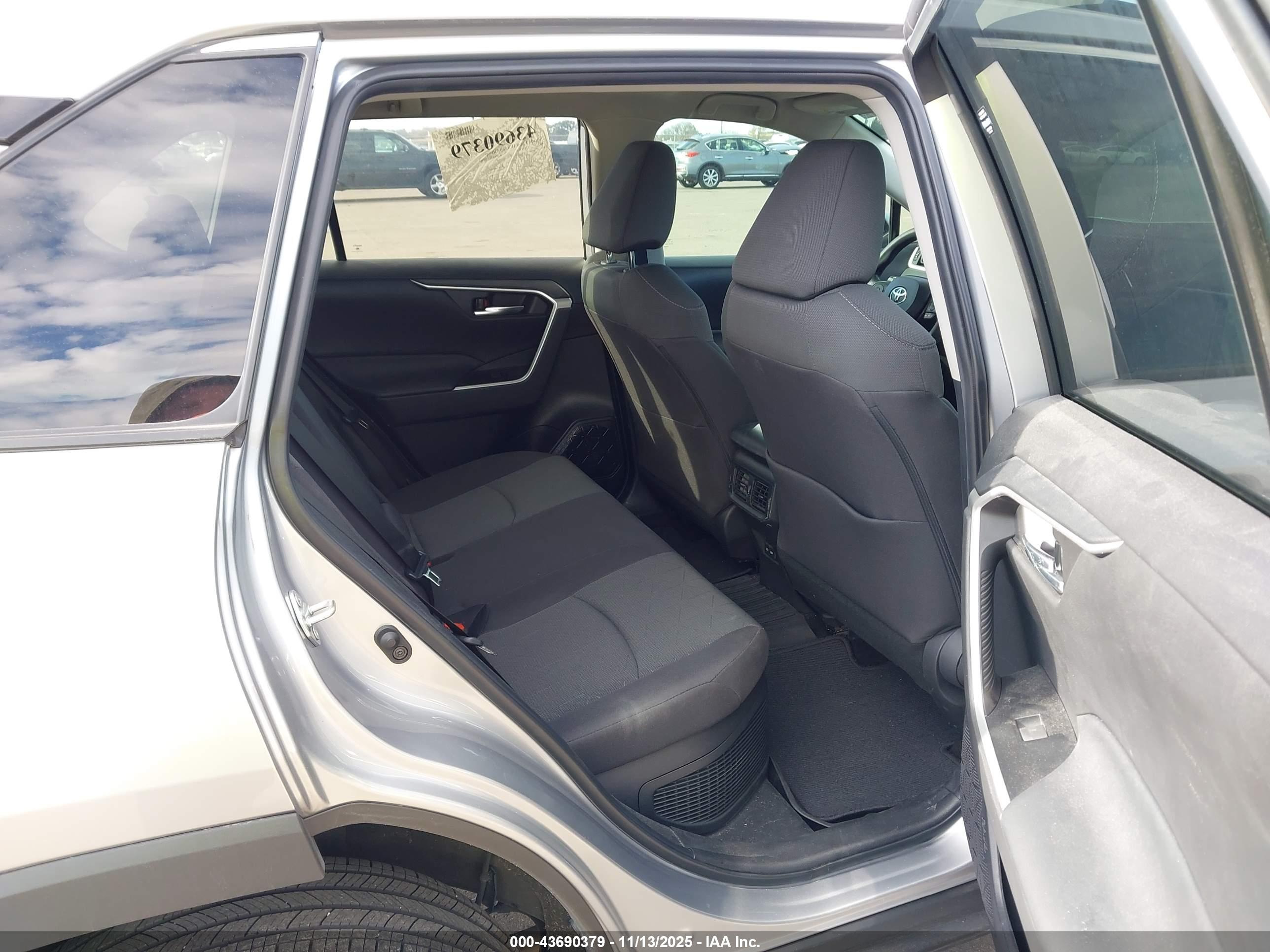TOYOTA RAV4 image 8