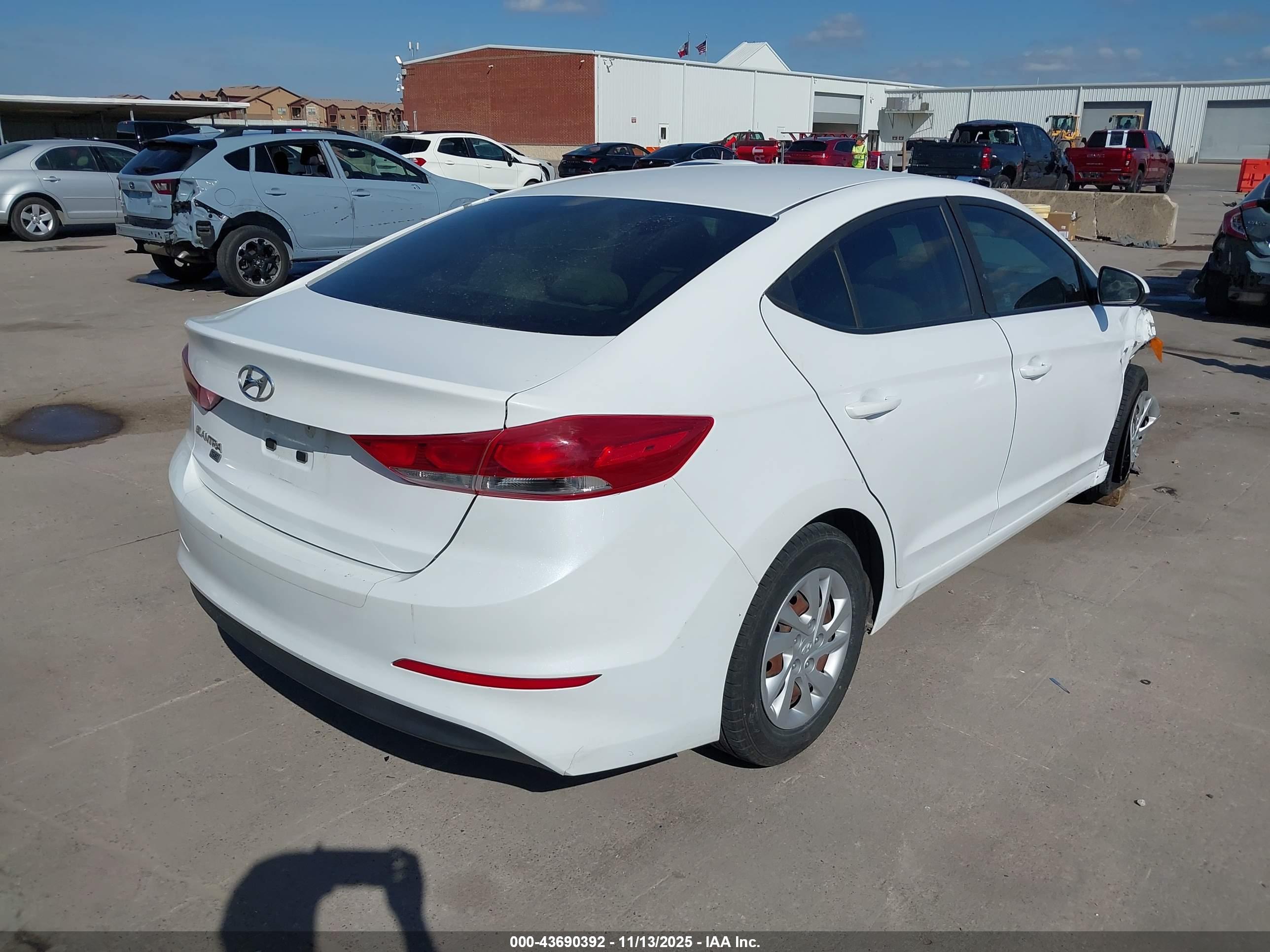HYUNDAI ELANTRA image 4