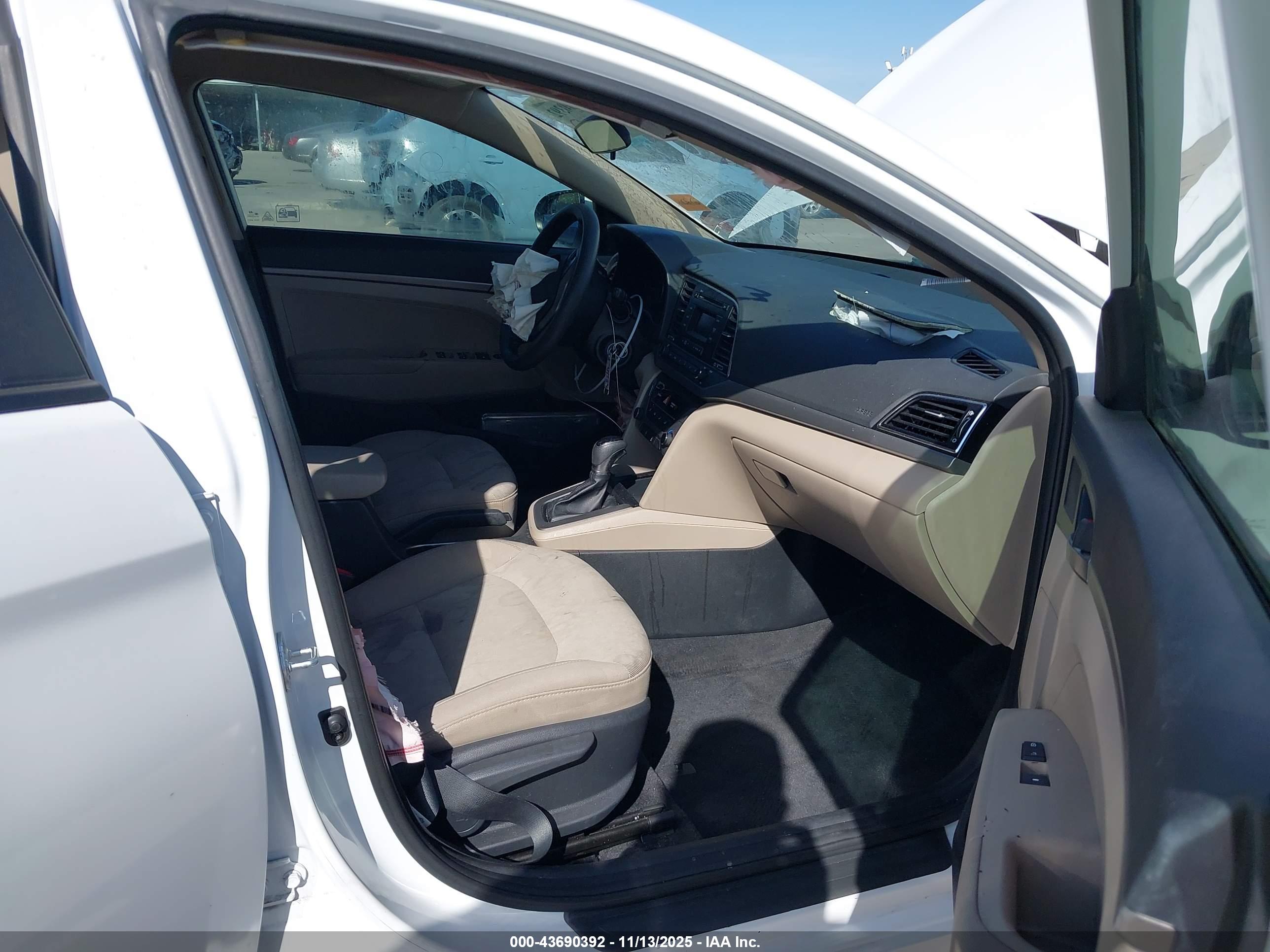 HYUNDAI ELANTRA image 5
