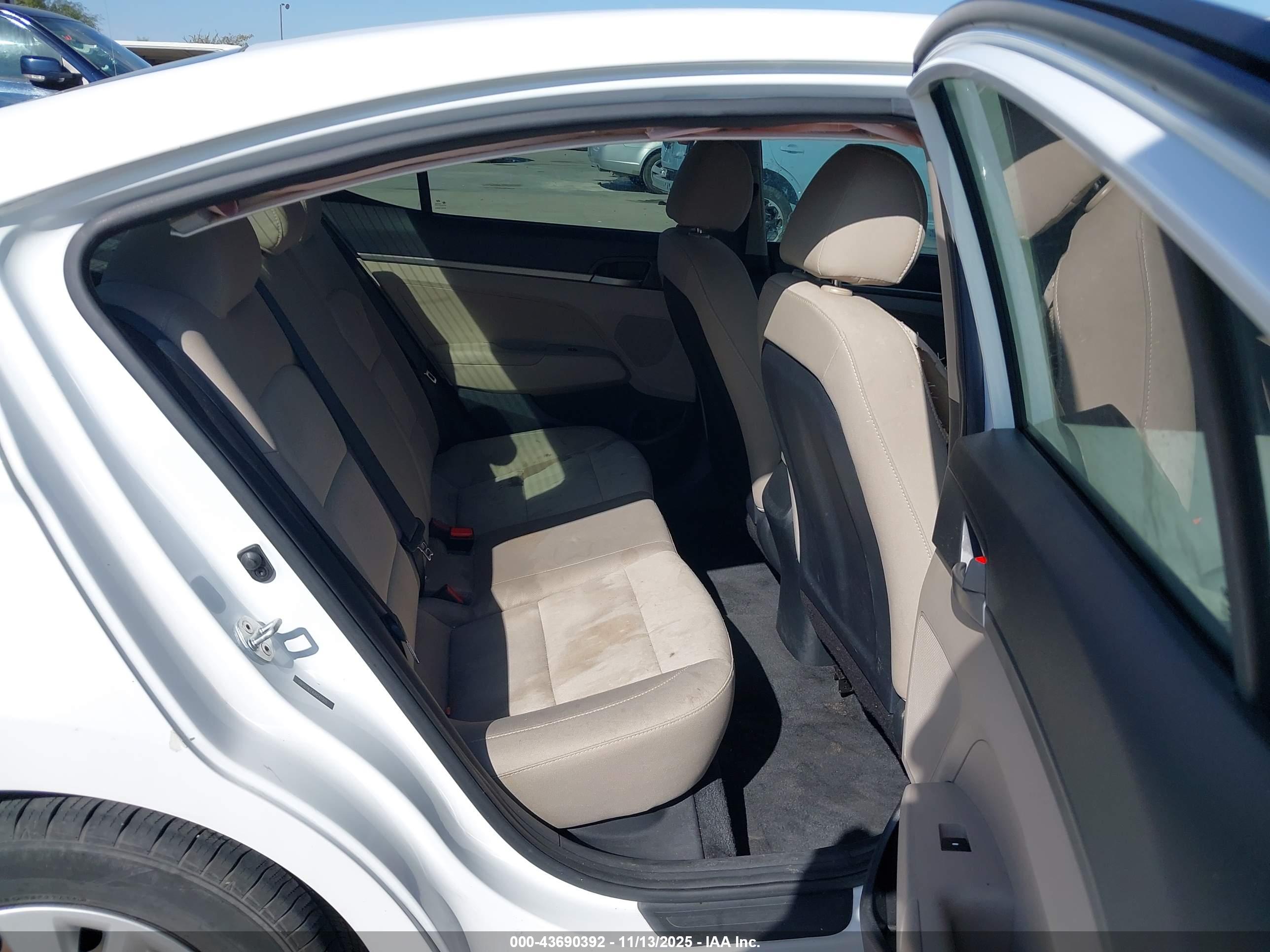 HYUNDAI ELANTRA image 8