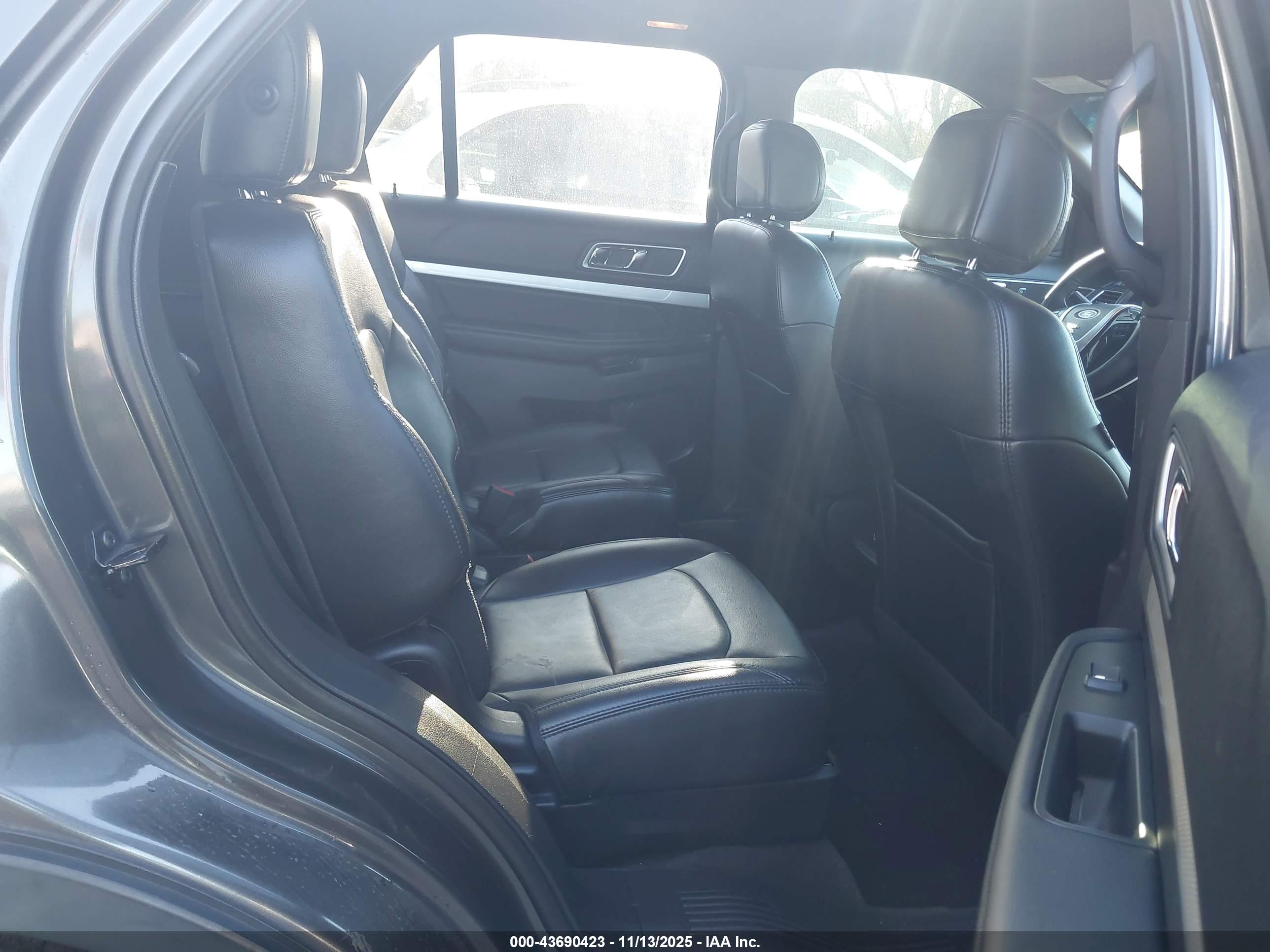 FORD EXPLORER image 8