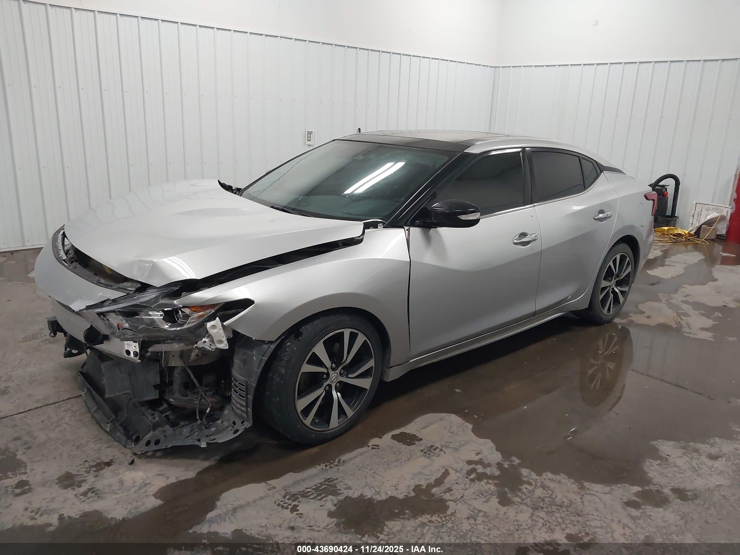 NISSAN MAXIMA image 2