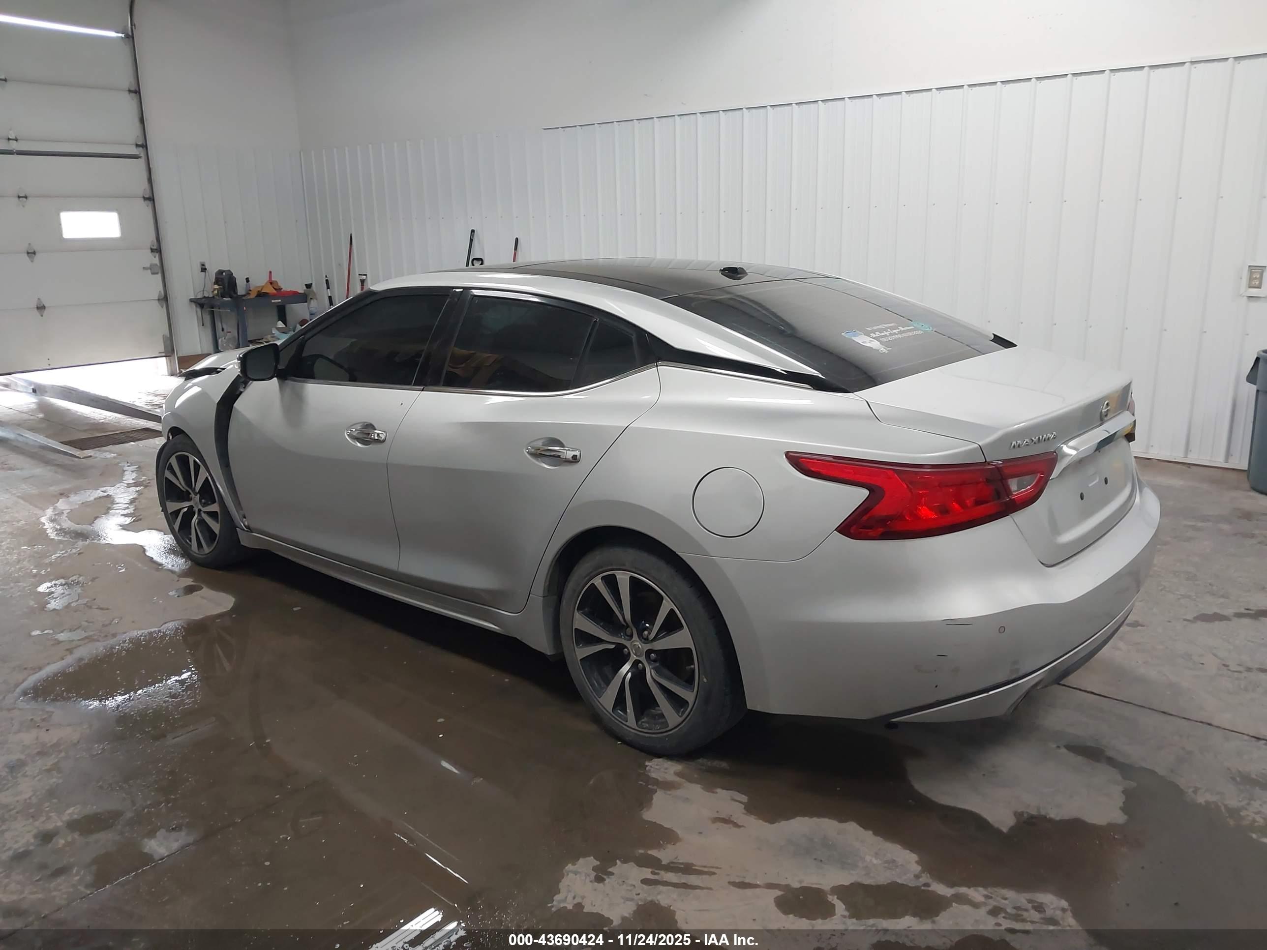 NISSAN MAXIMA image 3