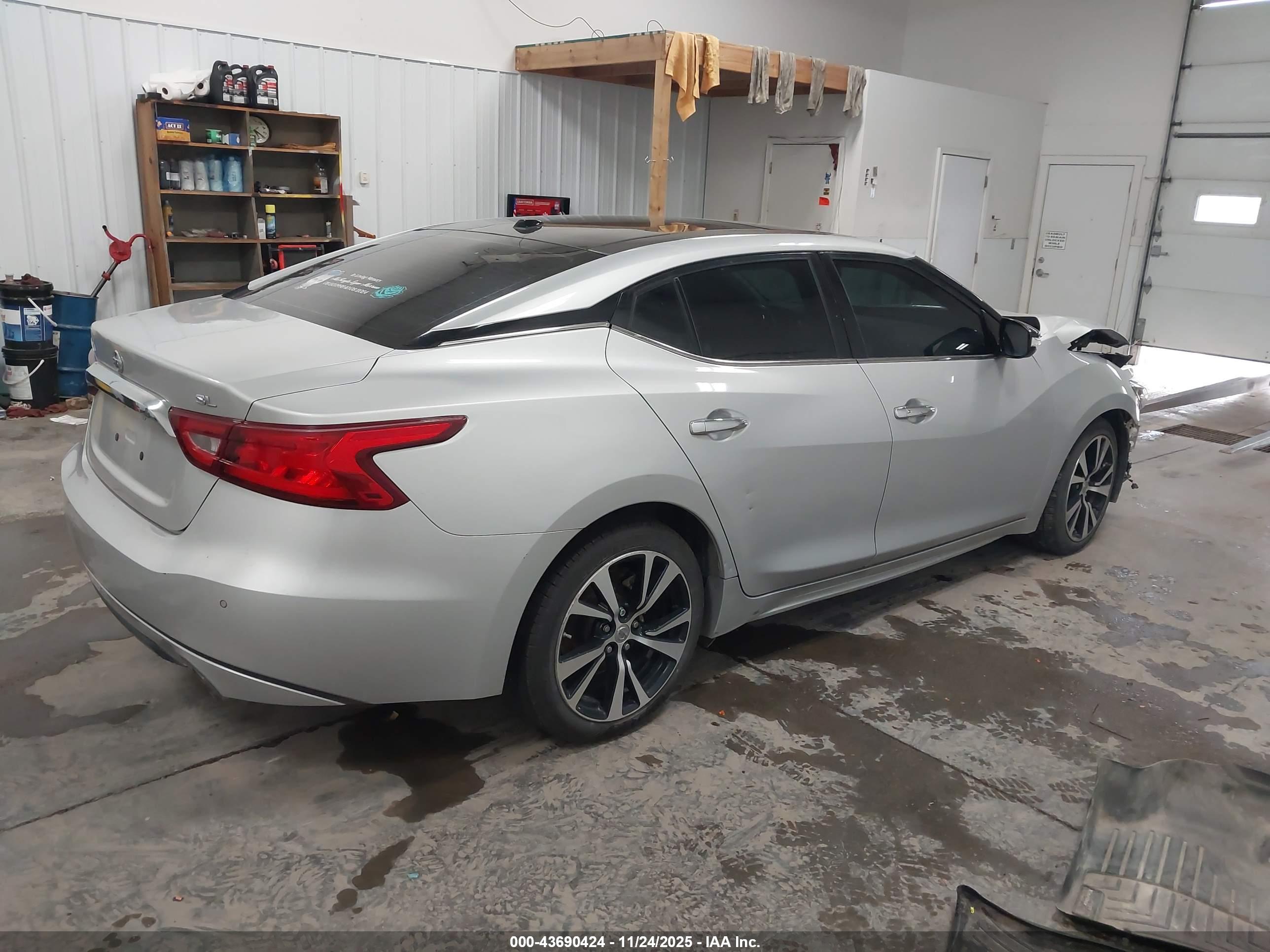 NISSAN MAXIMA image 4
