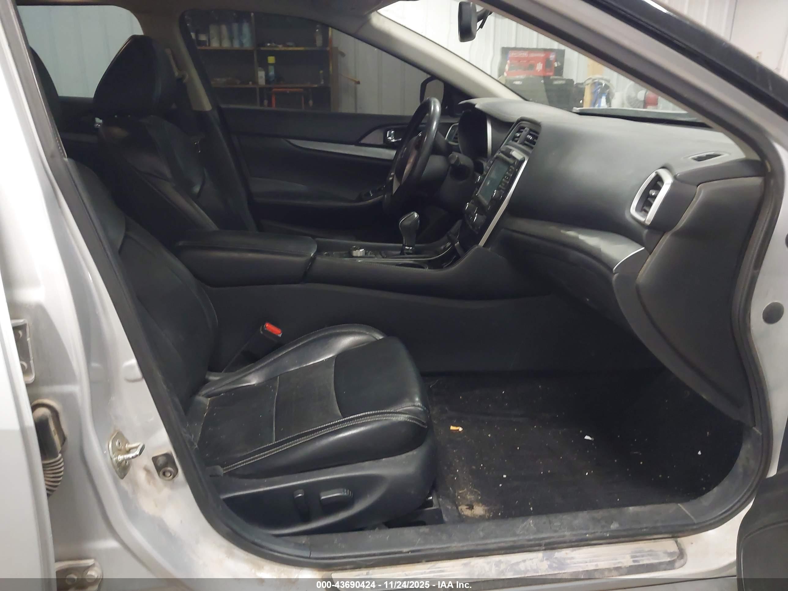 NISSAN MAXIMA image 5