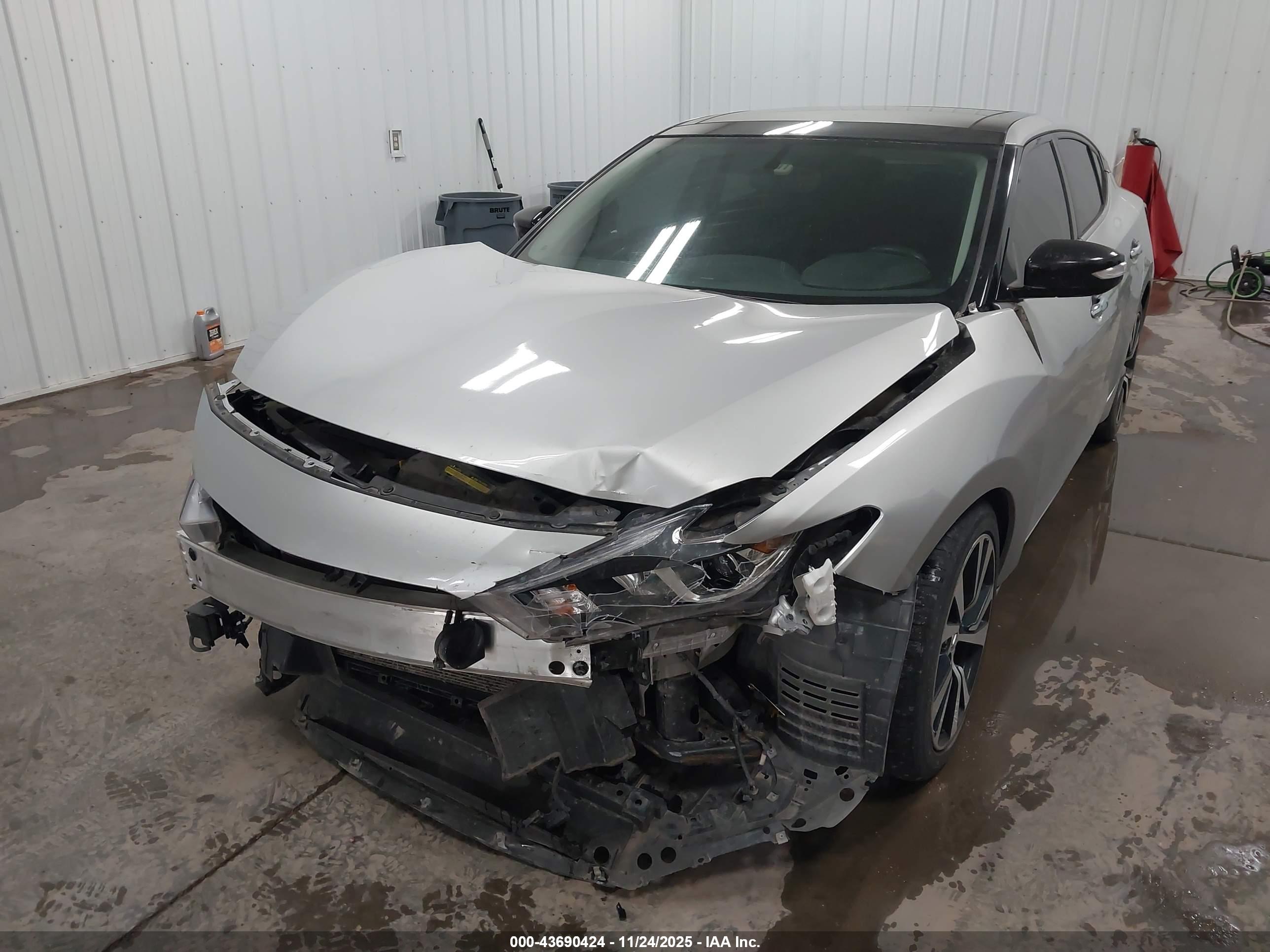 NISSAN MAXIMA image 6