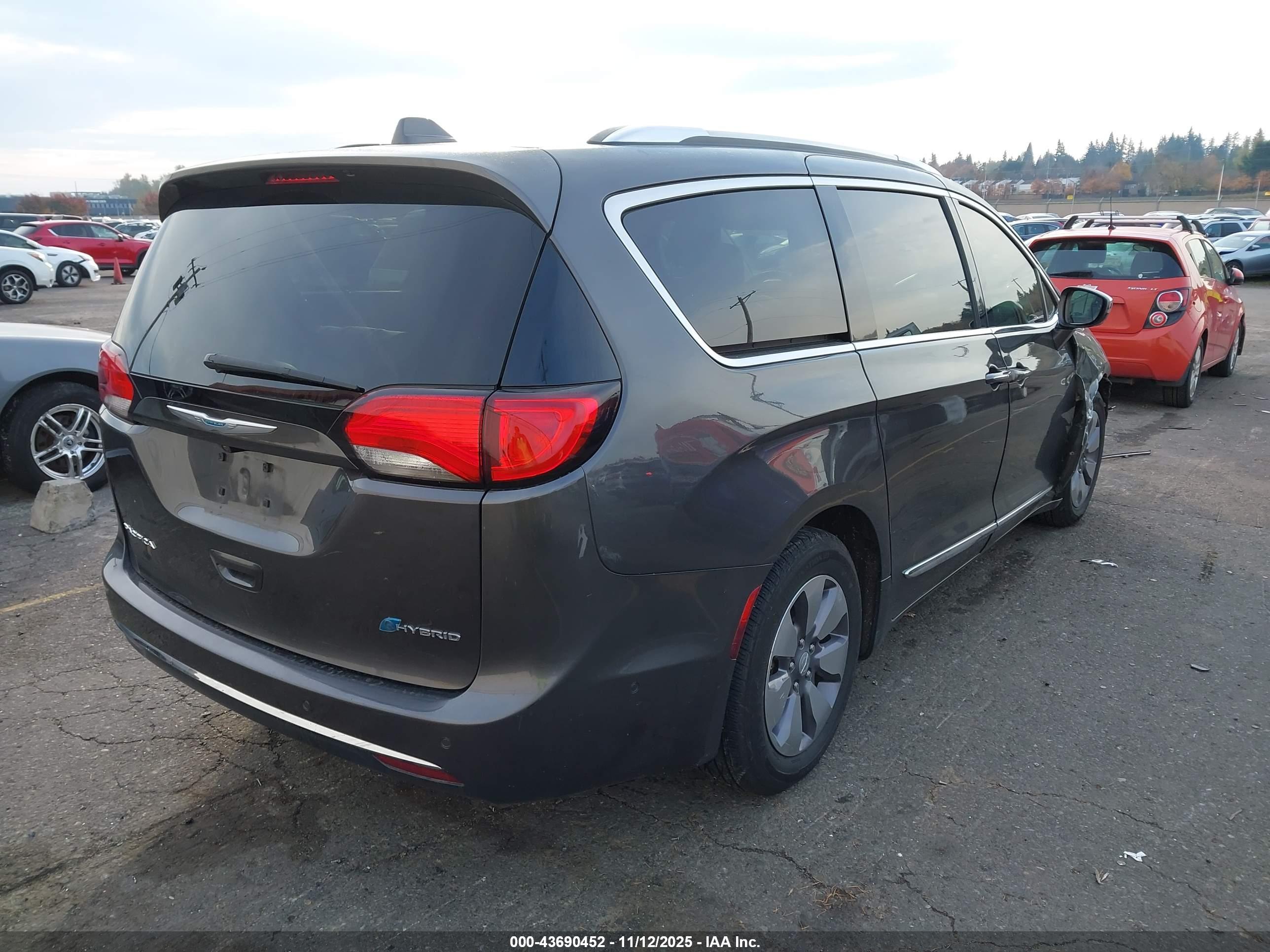 CHRYSLER PACIFICA image 4