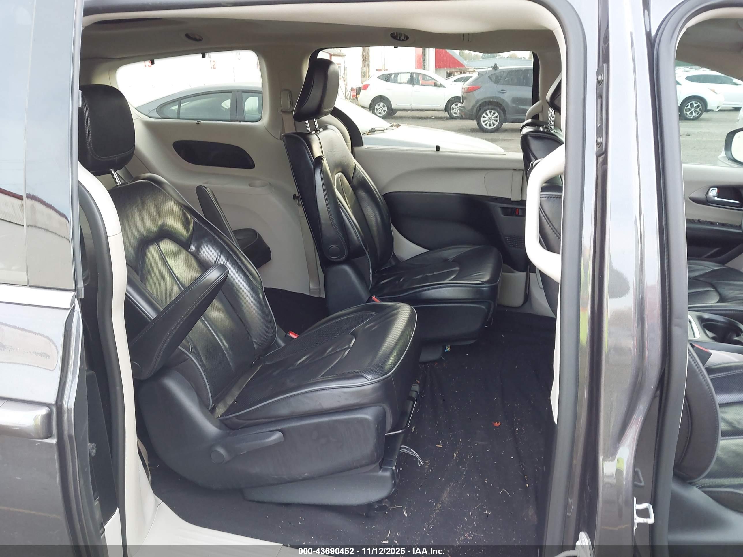 CHRYSLER PACIFICA image 8