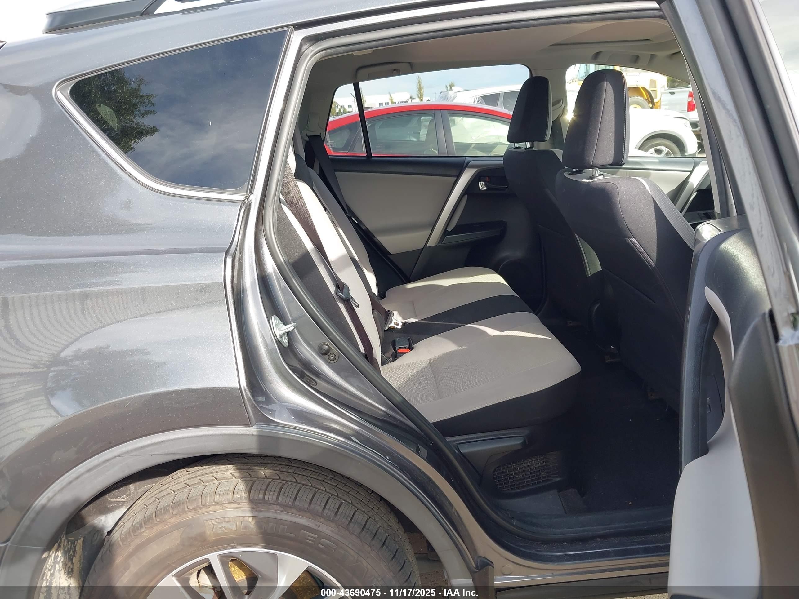 TOYOTA RAV4 image 8