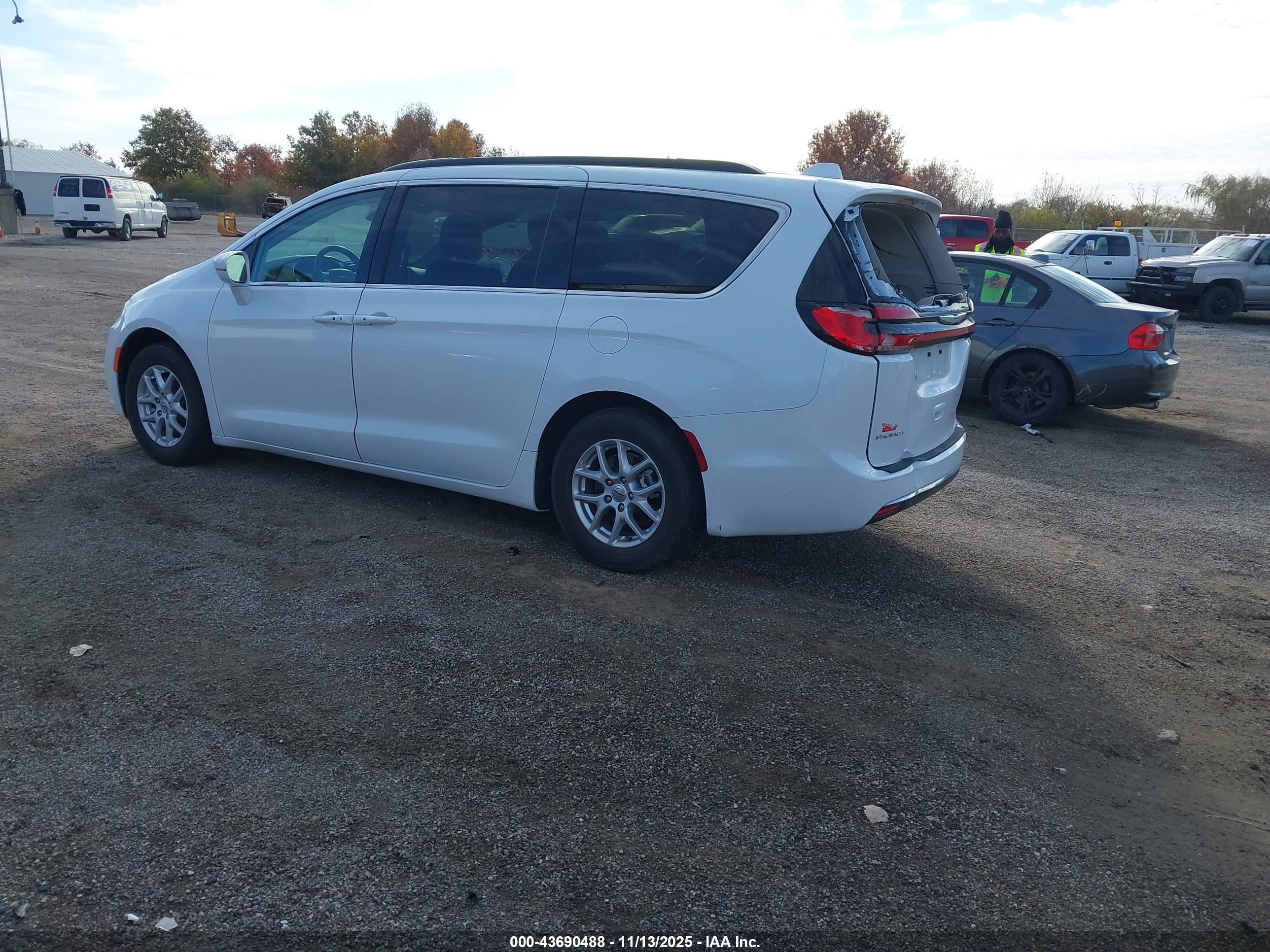 CHRYSLER PACIFICA image 3