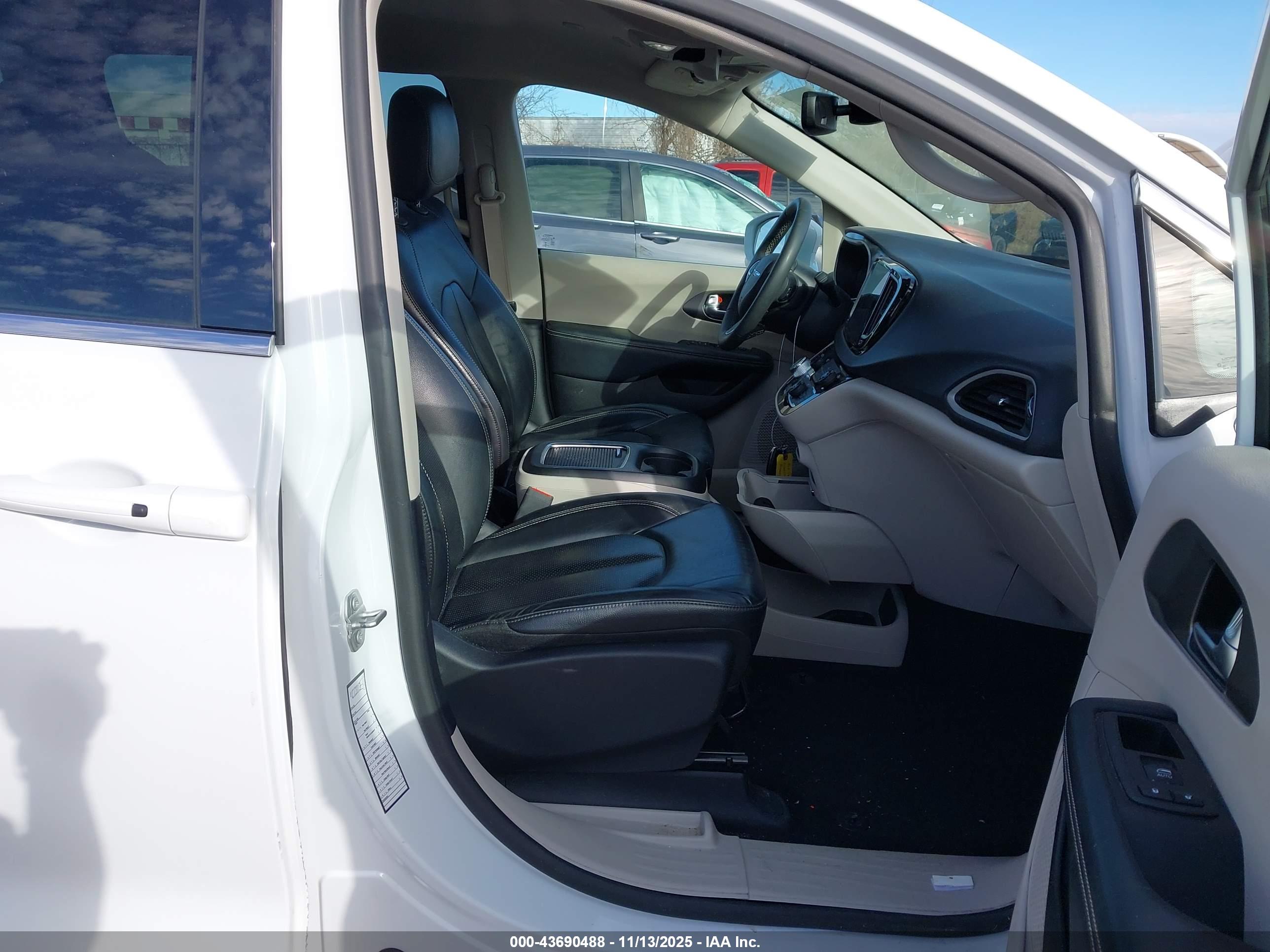 CHRYSLER PACIFICA image 5