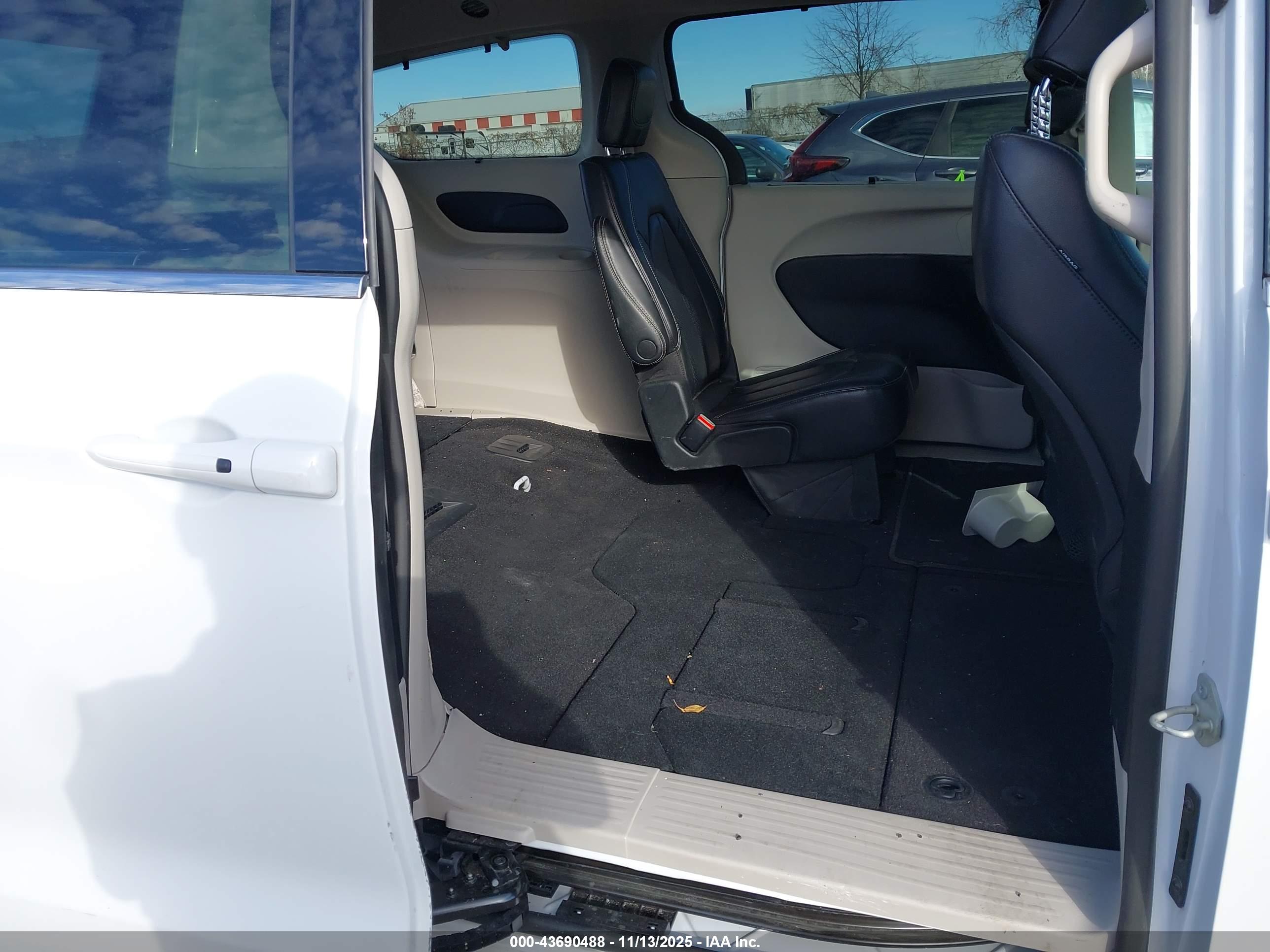 CHRYSLER PACIFICA image 8
