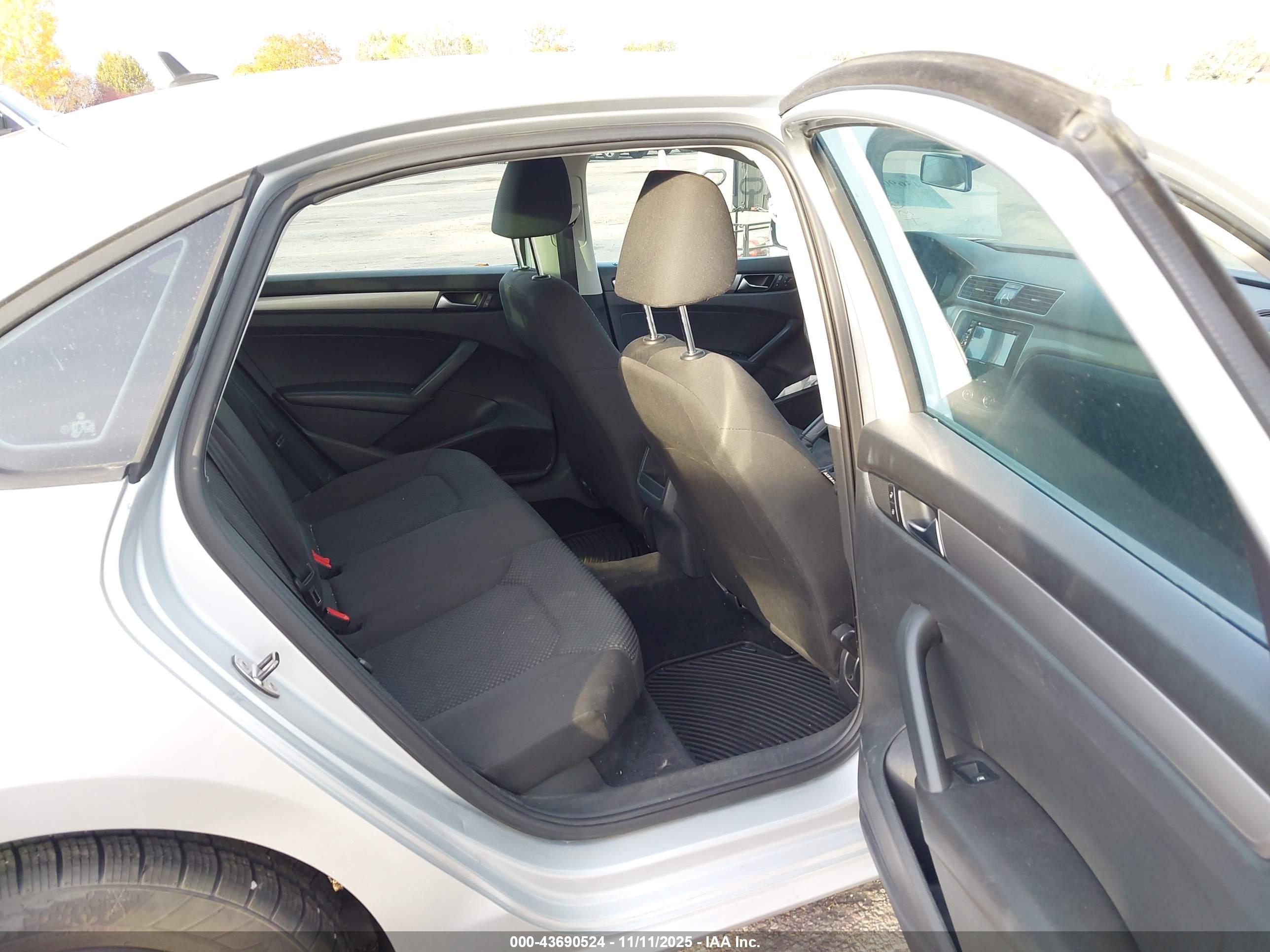 VOLKSWAGEN PASSAT image 8