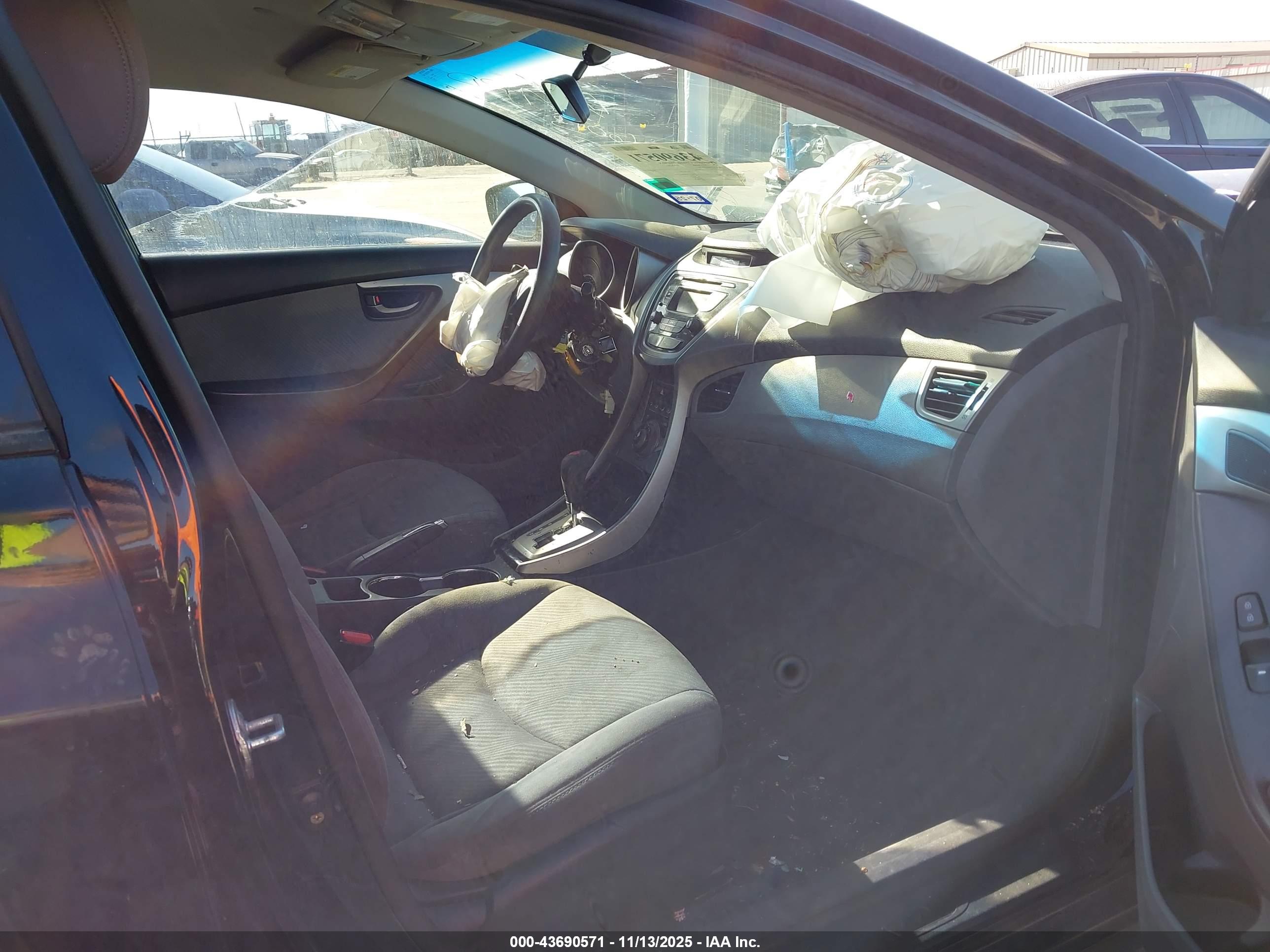 HYUNDAI ELANTRA image 5