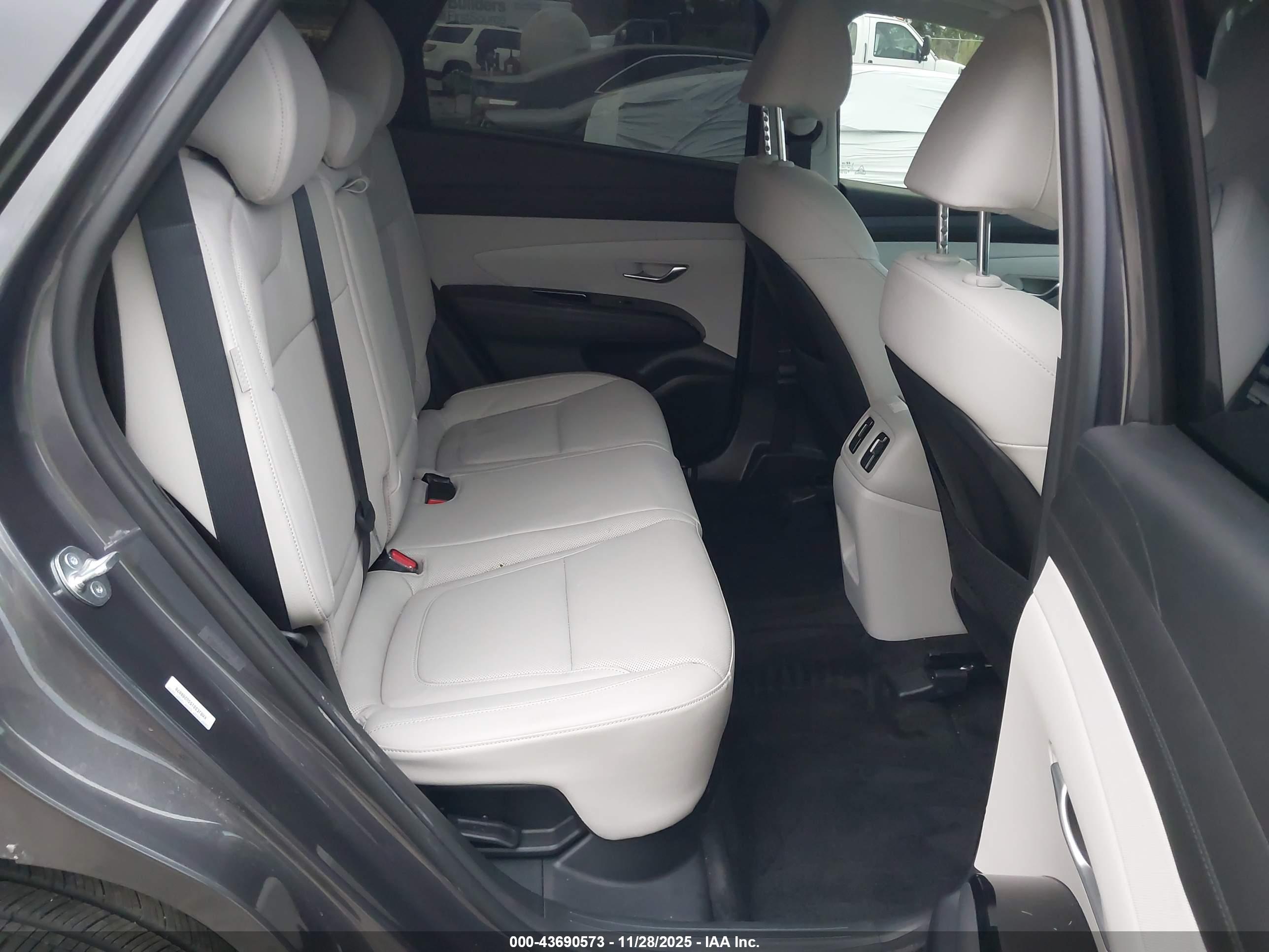 HYUNDAI TUCSON image 8