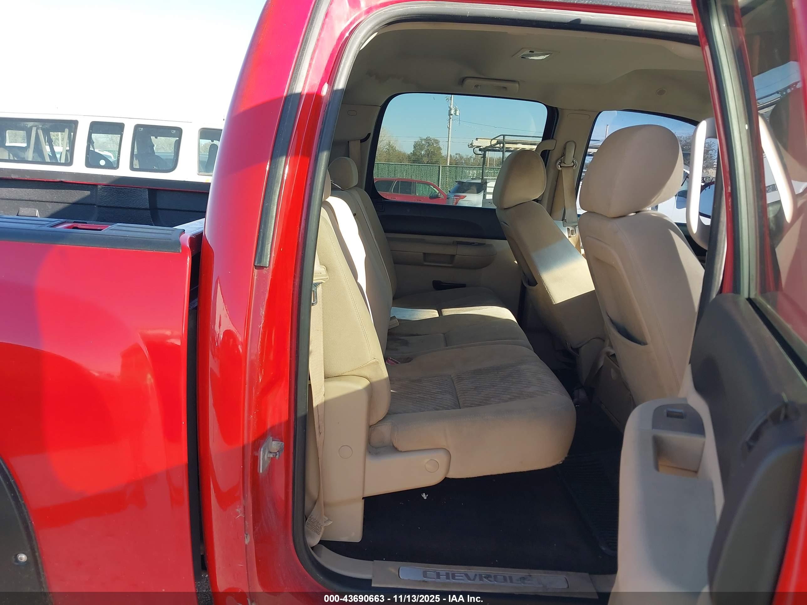CHEVROLET SILVERADO image 8