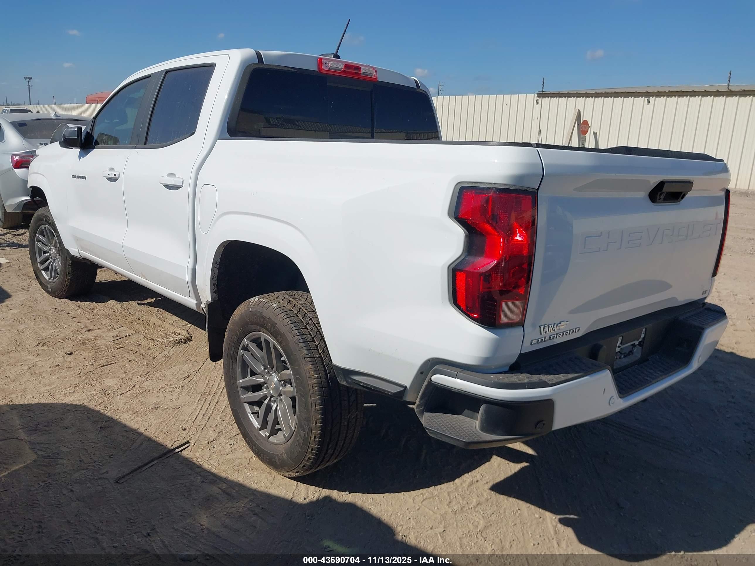 CHEVROLET COLORADO image 3