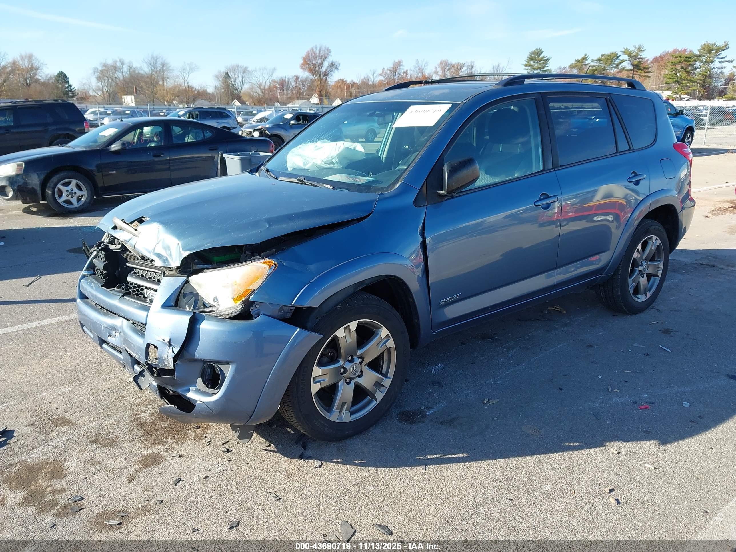 TOYOTA RAV4 image 2
