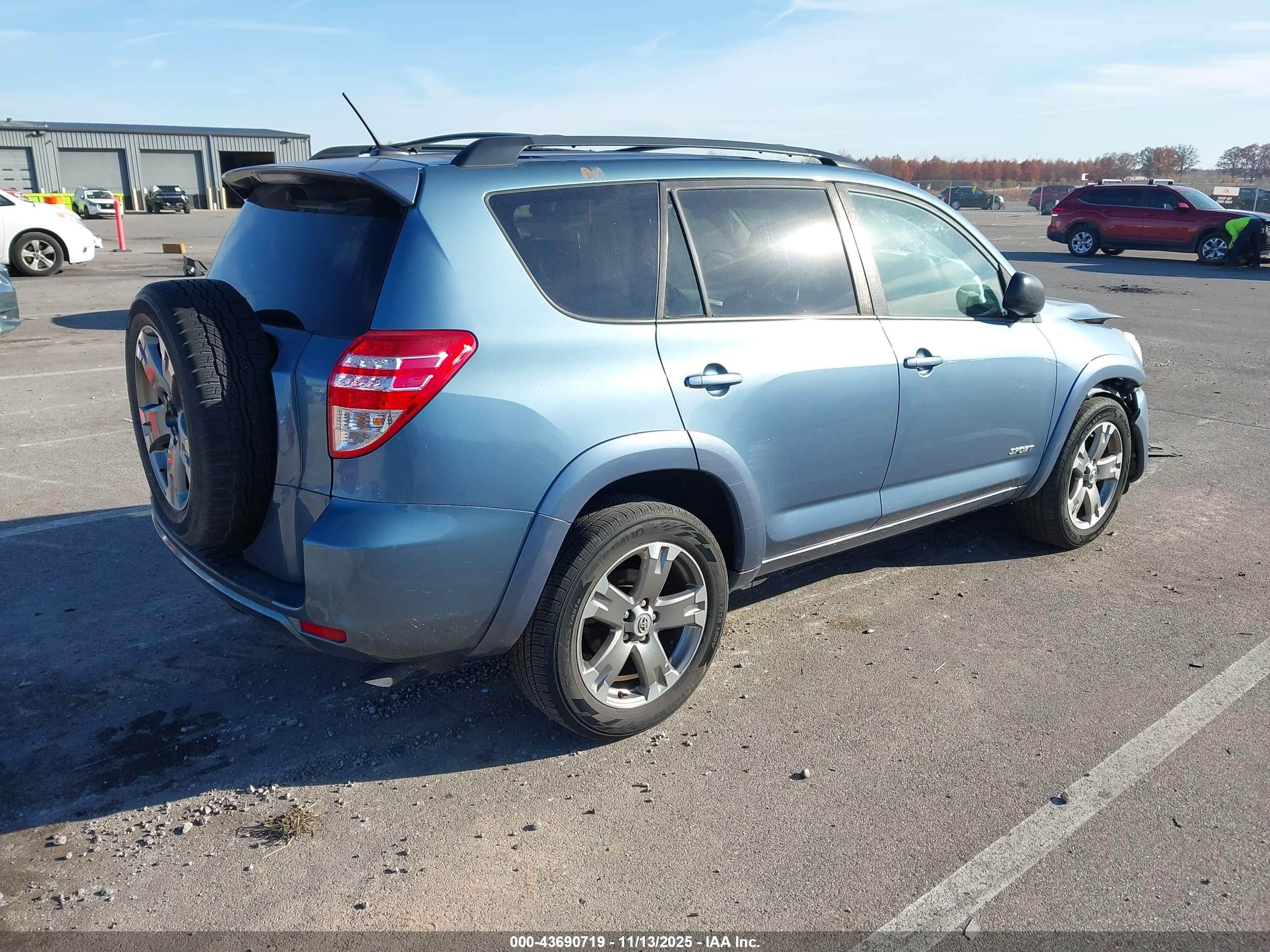 TOYOTA RAV4 image 4