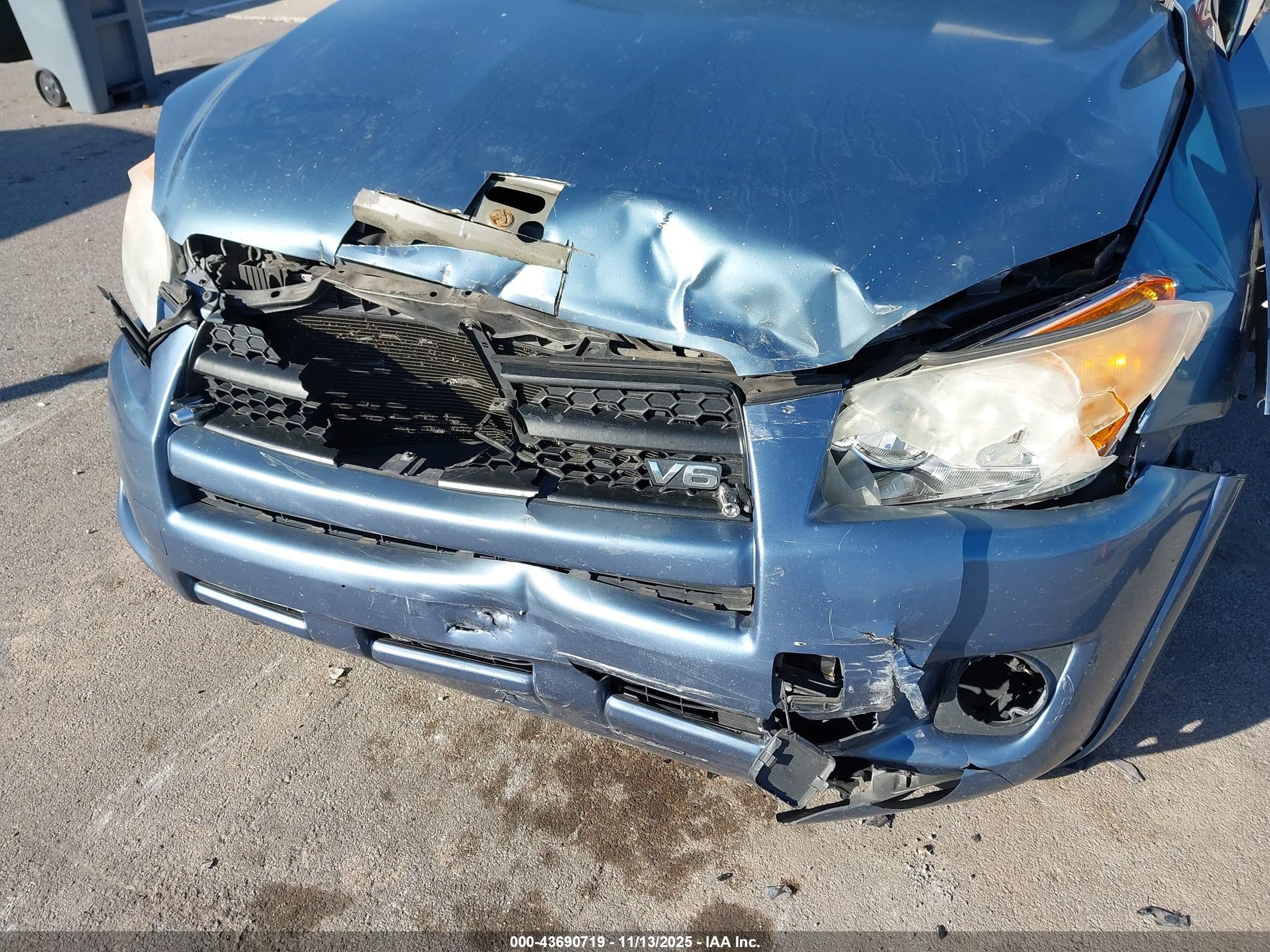 TOYOTA RAV4 image 6