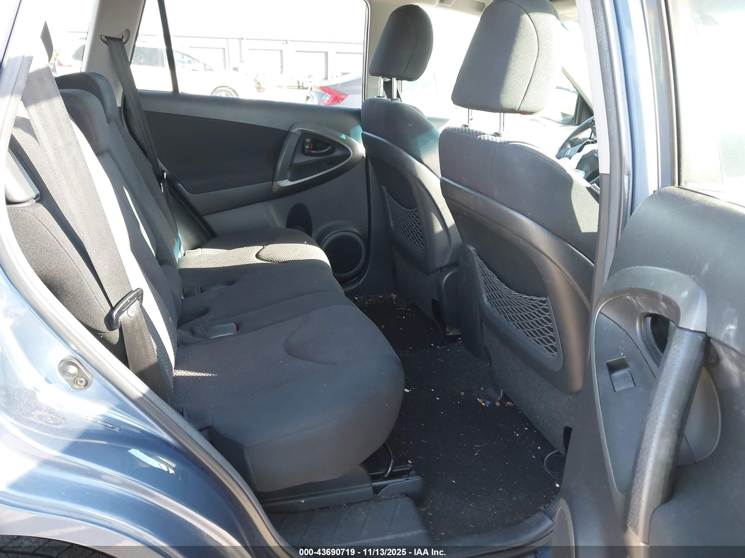 TOYOTA RAV4 image 8