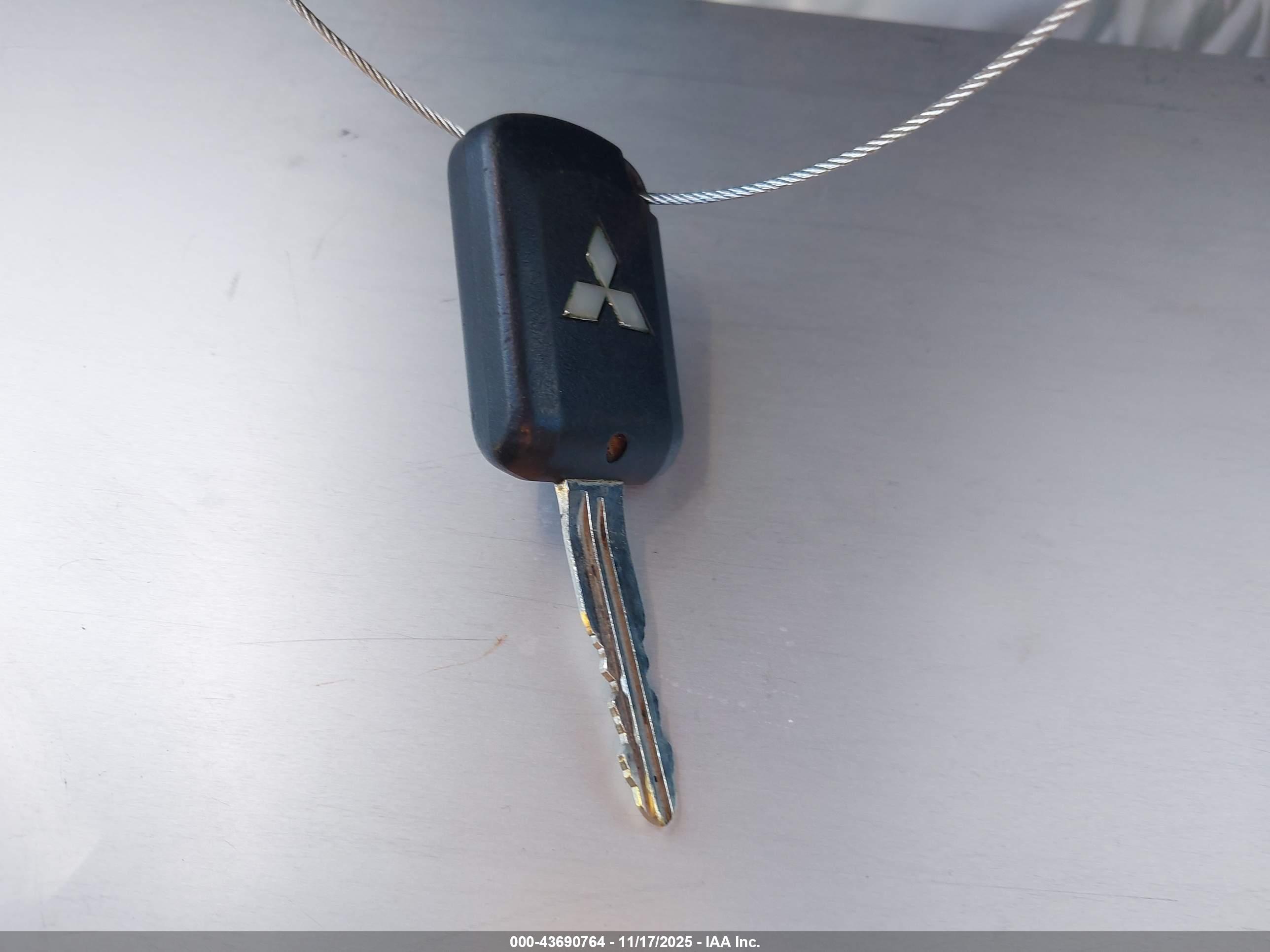 MITSUBISHI OUTLANDER image 11
