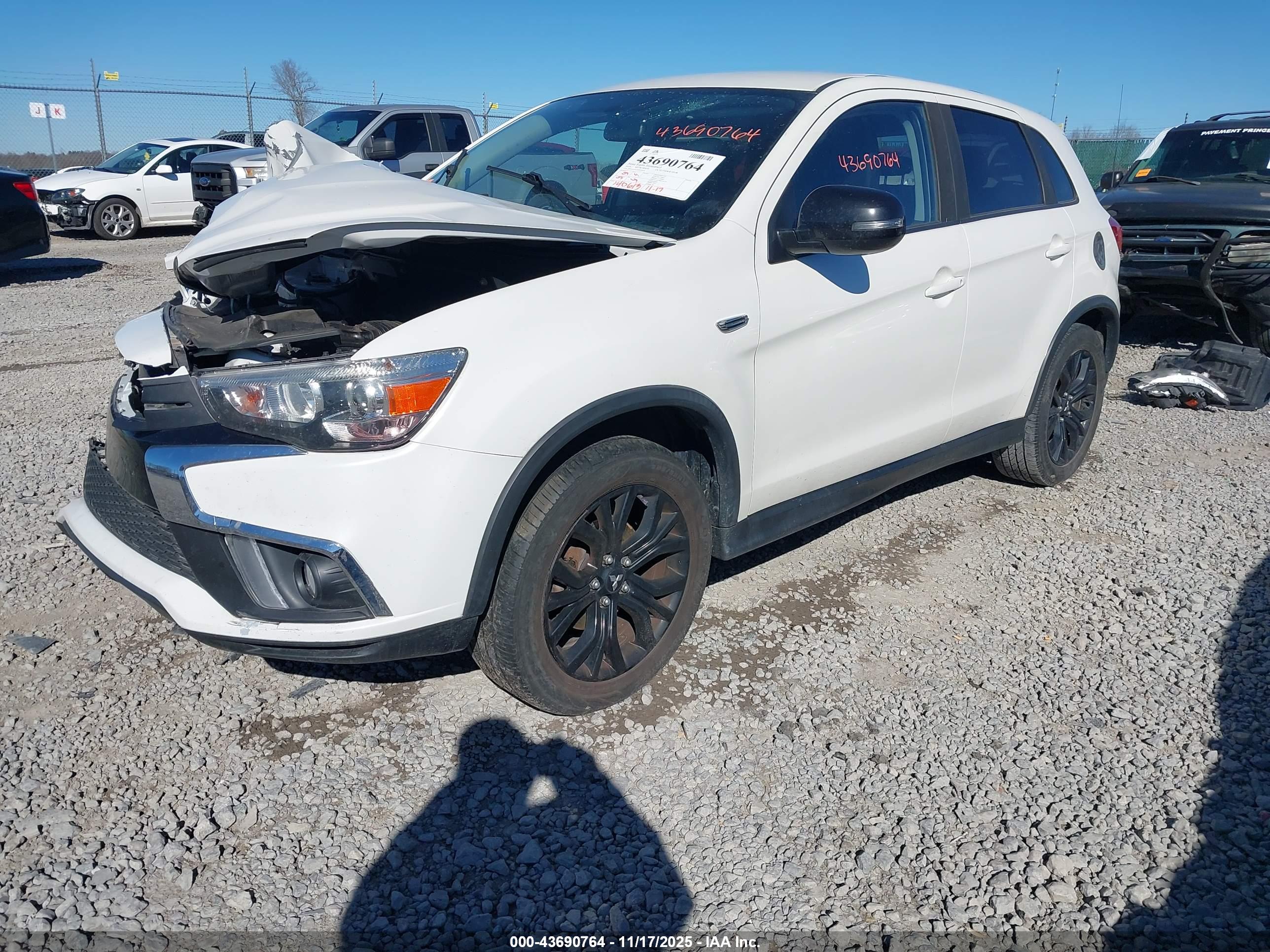 MITSUBISHI OUTLANDER image 2