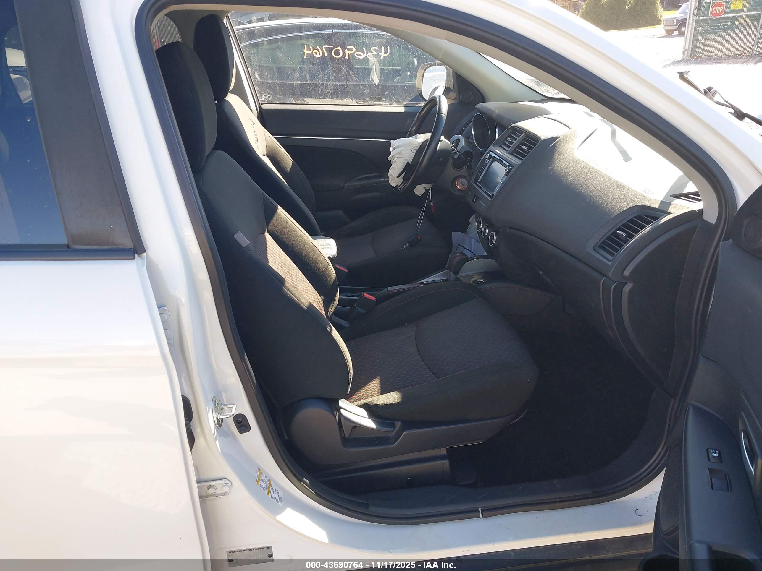 MITSUBISHI OUTLANDER image 5
