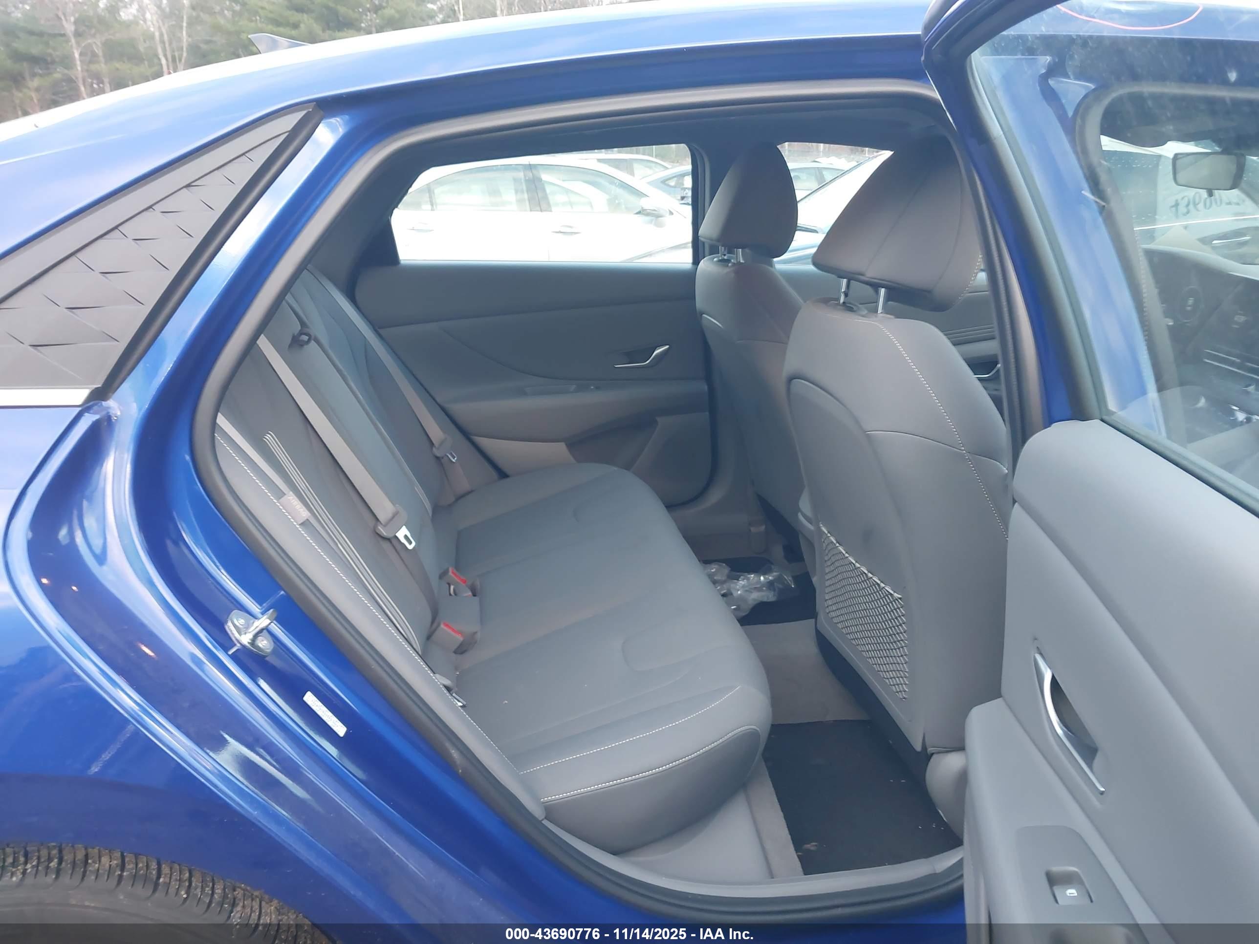 HYUNDAI ELANTRA image 8
