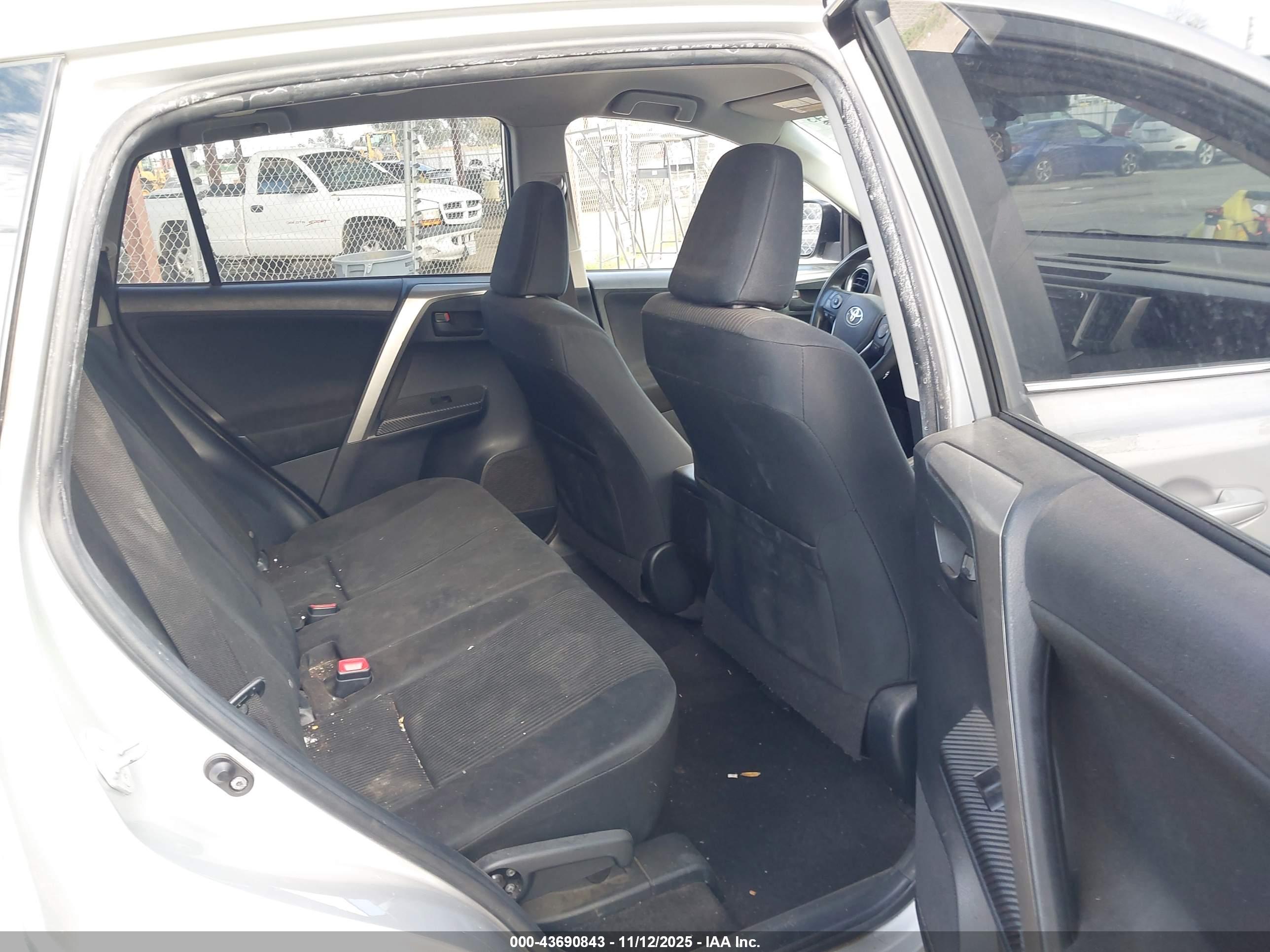 TOYOTA RAV4 image 8