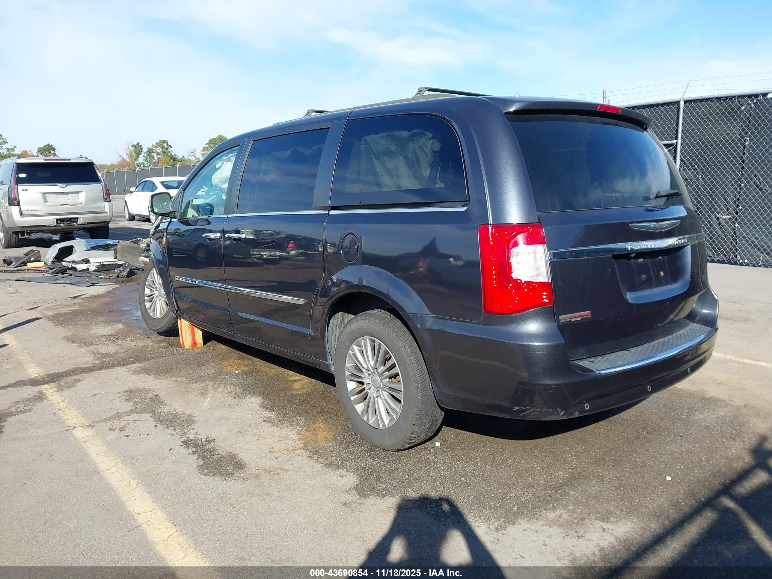 CHRYSLER TOWN image 3