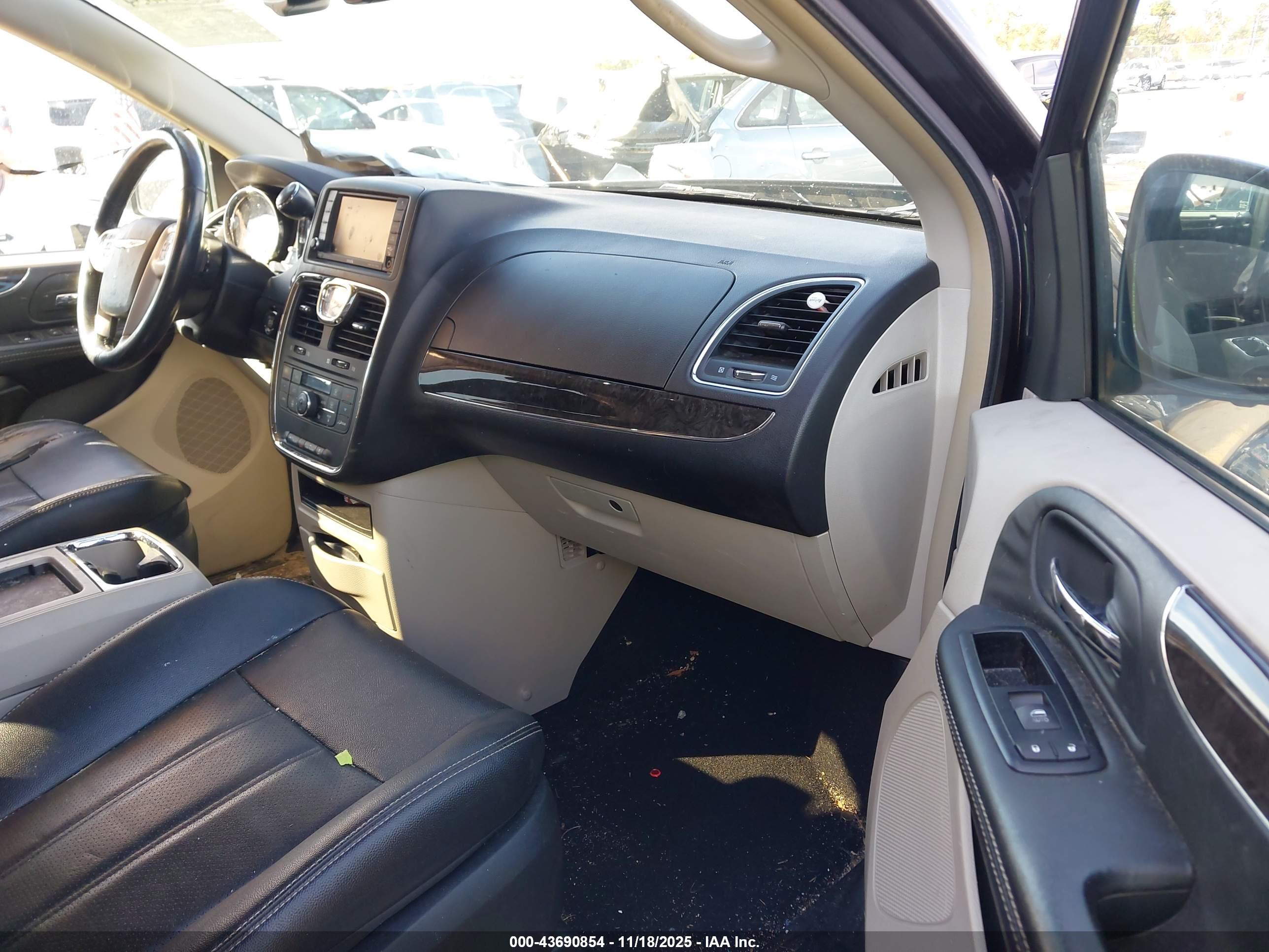 CHRYSLER TOWN image 5