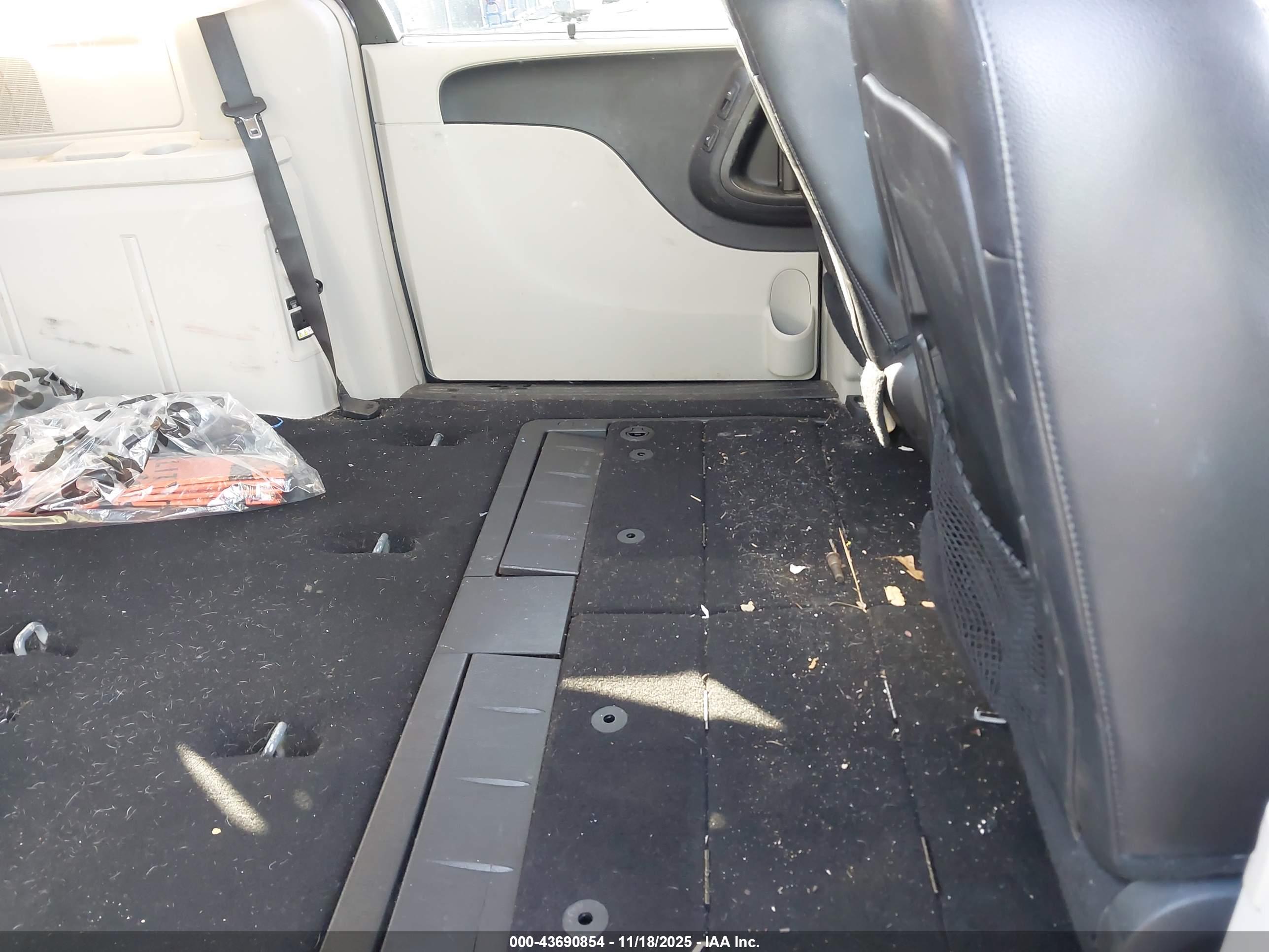 CHRYSLER TOWN image 8