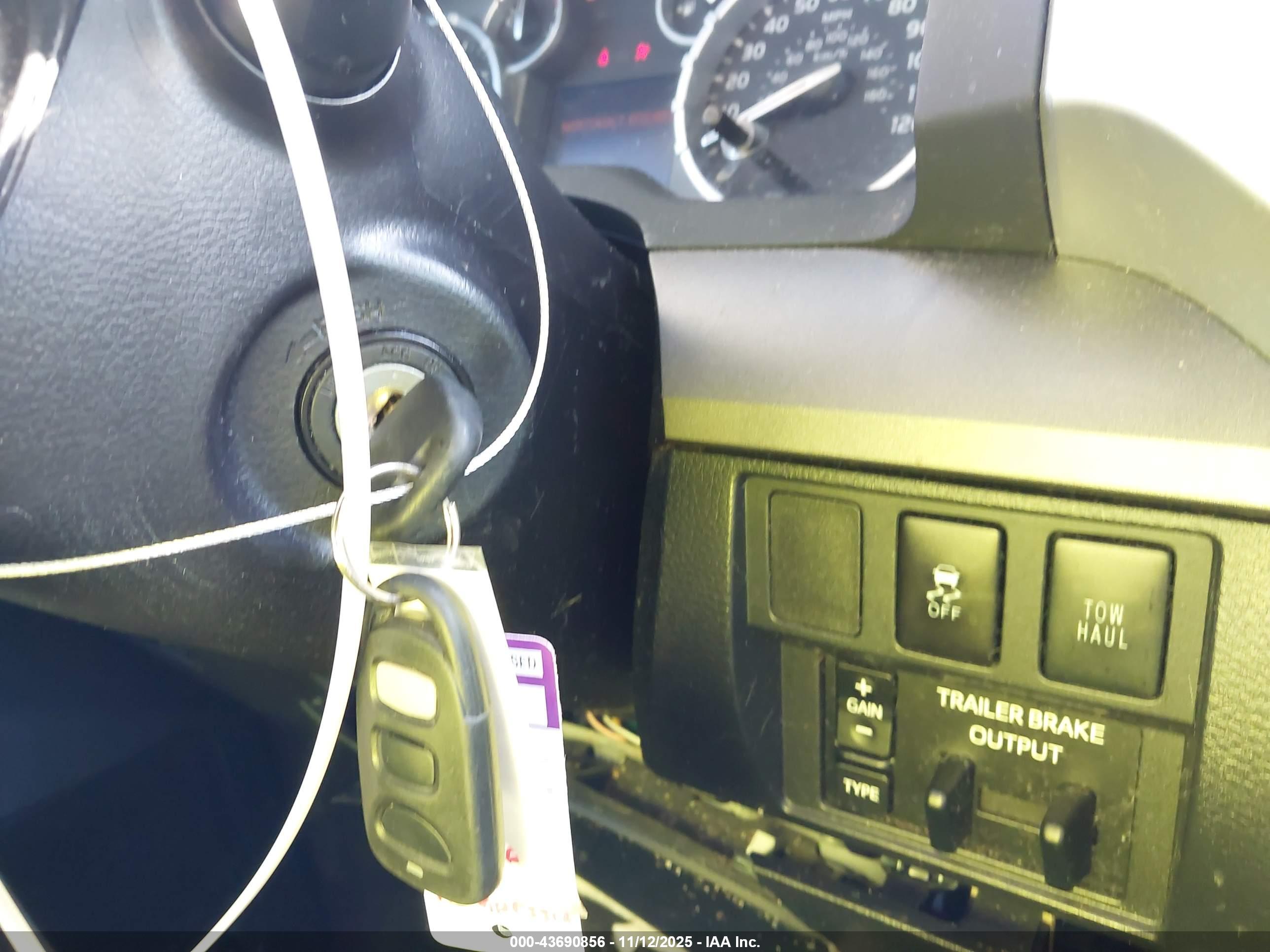 TOYOTA TUNDRA image 11