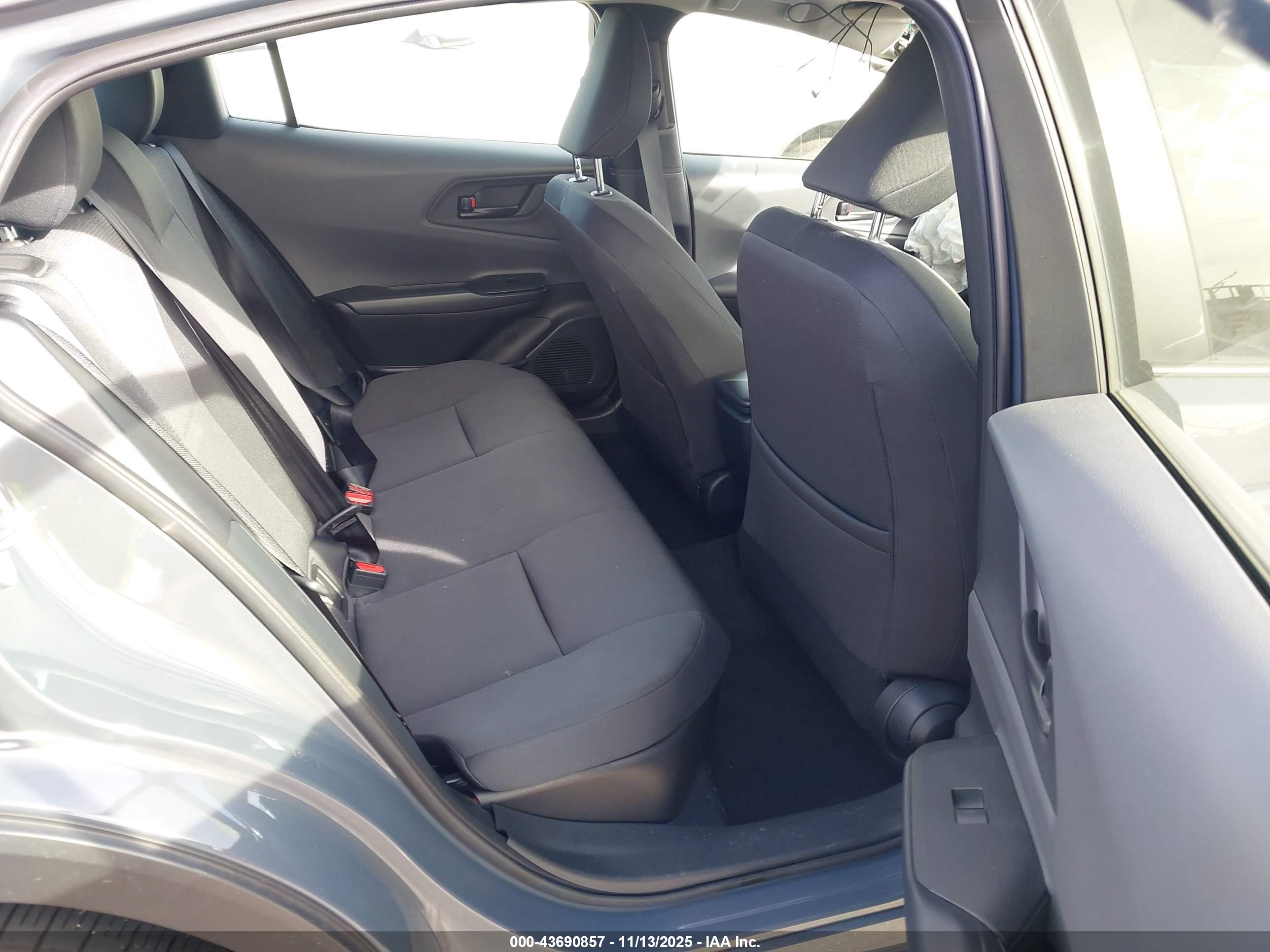 TOYOTA PRIUS image 8