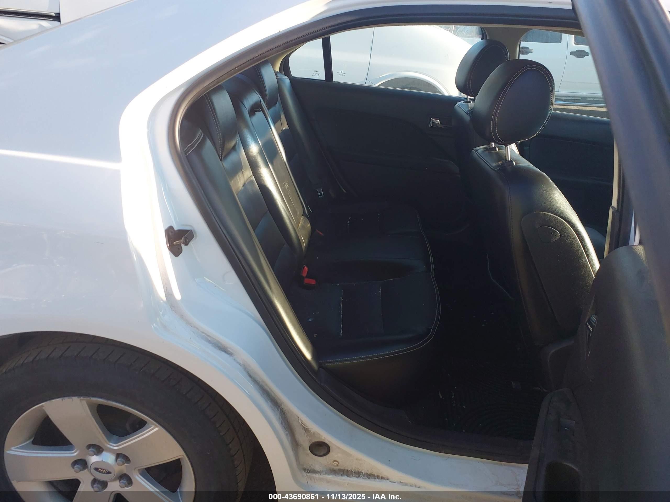 FORD FUSION image 8