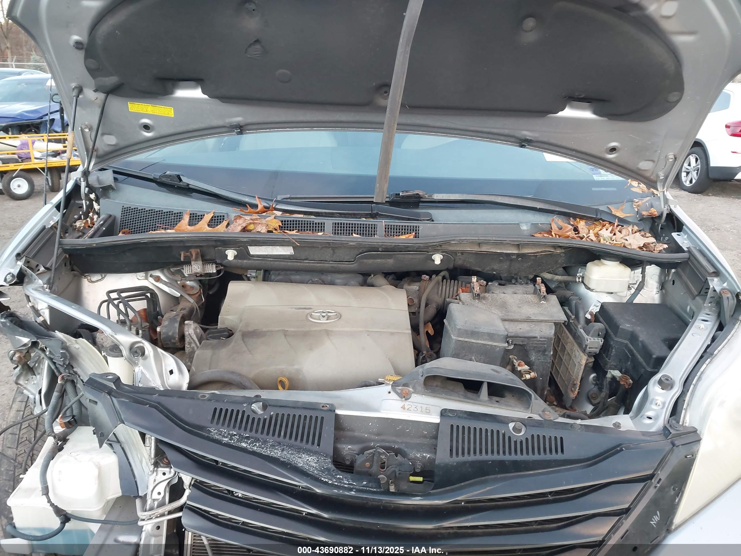 TOYOTA SIENNA image 10